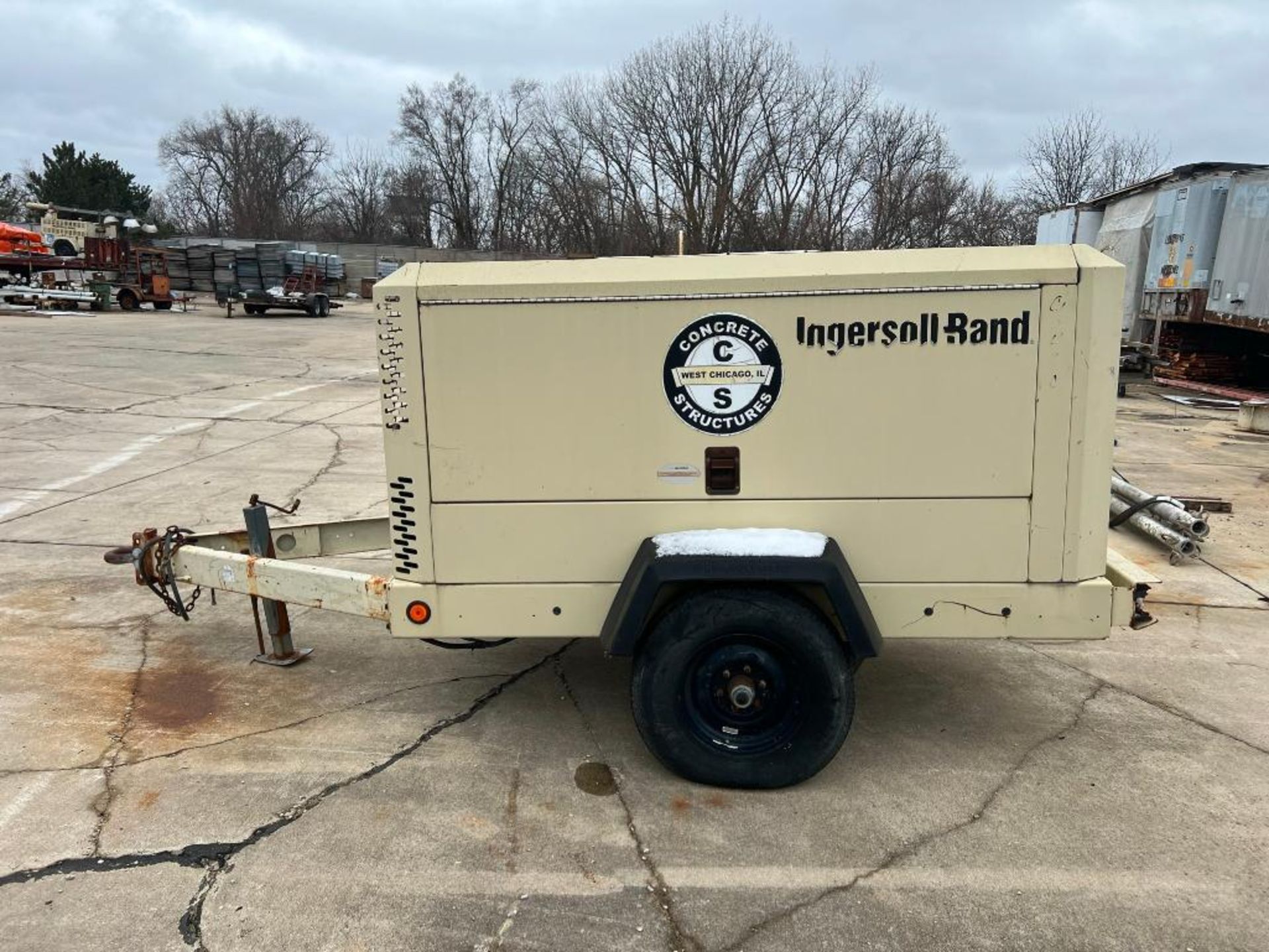 Ingersoll Rand Trailer Mounted Air Compressor Model XP375WIR (2003) - Image 2 of 9