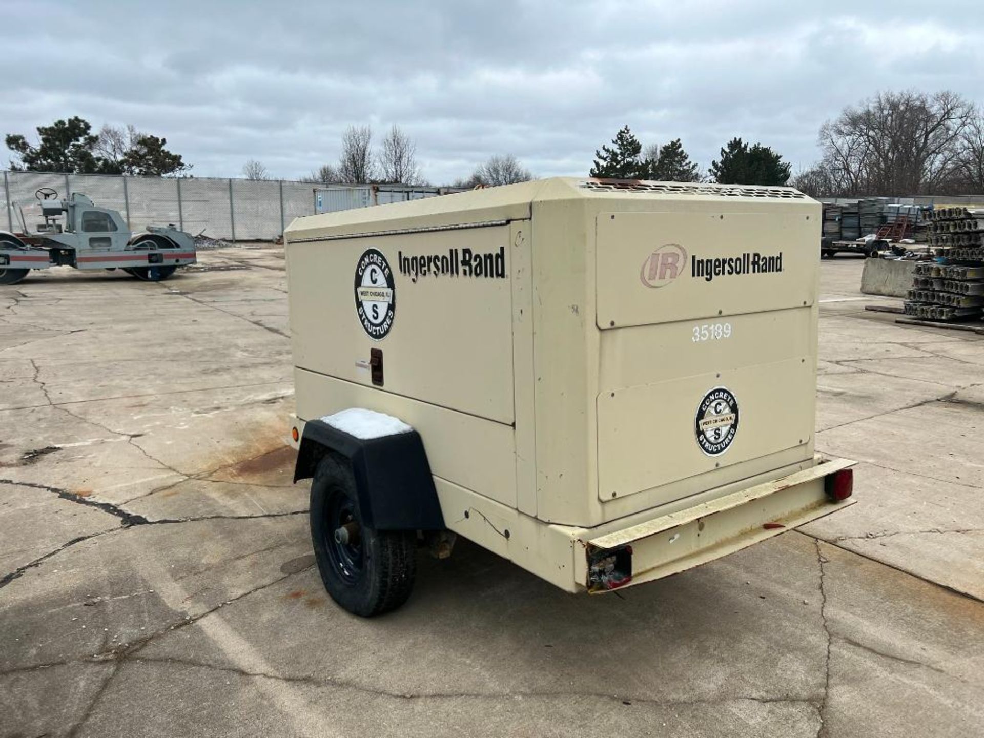 Ingersoll Rand Trailer Mounted Air Compressor Model XP375WIR (2003) - Image 3 of 9