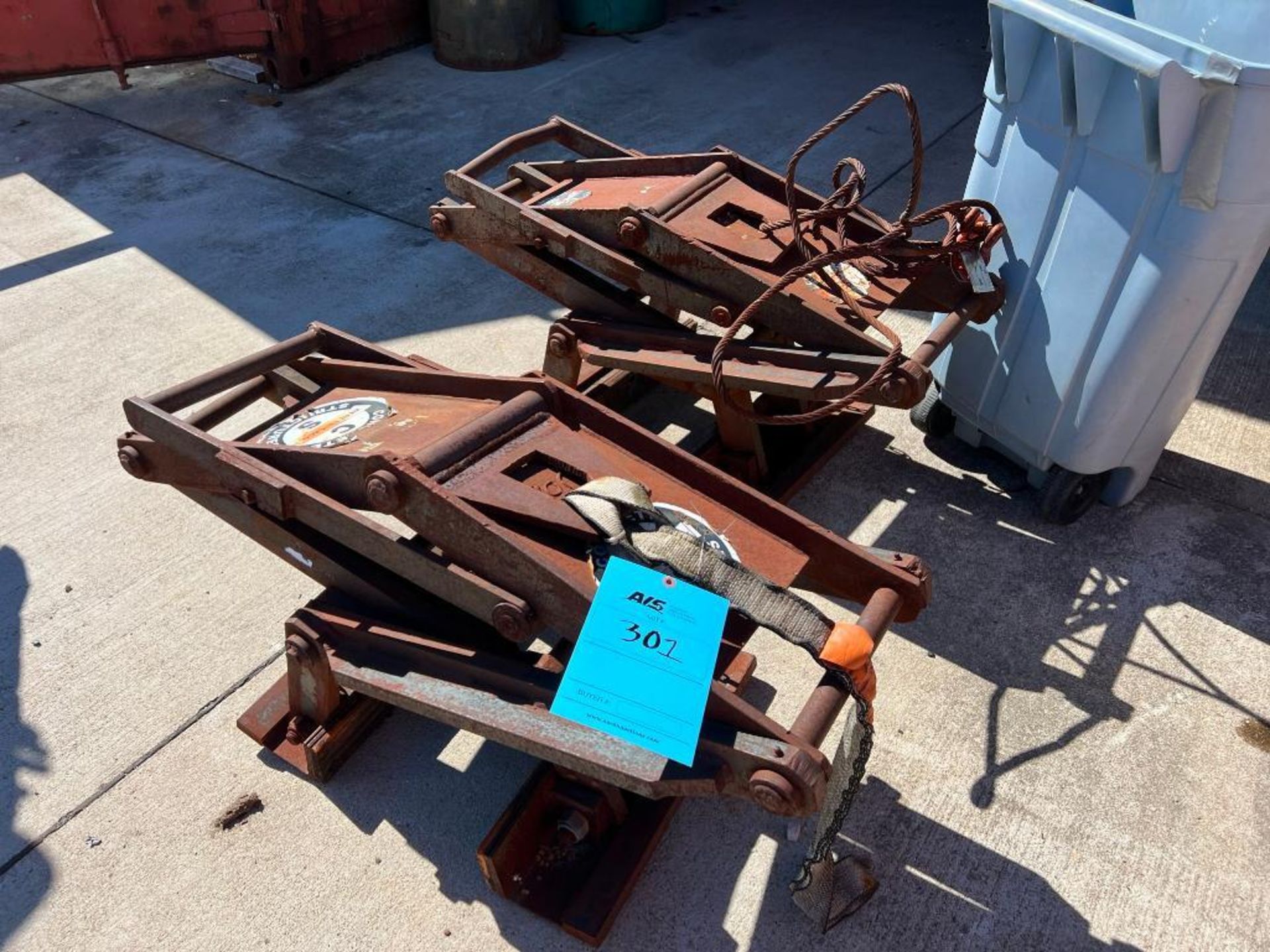 LOT: (2) Barrier Wall Lifting Clamp. Needs Service.