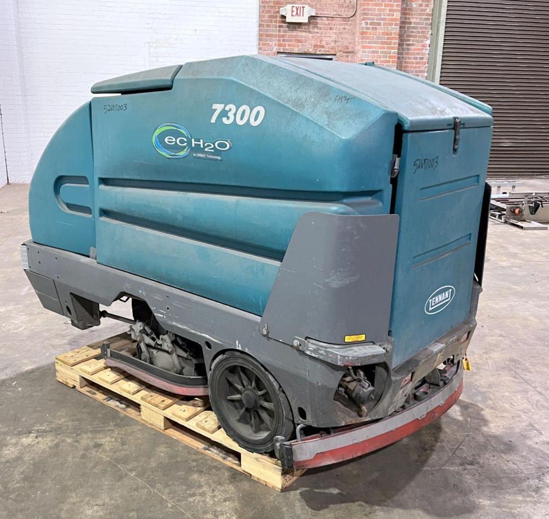 Used- Tennant 7300 EC-H20 Floor Scrubber. 57 Gallon solution tank, 74 gallon recovery tank. 4.6 moto - Image 5 of 17