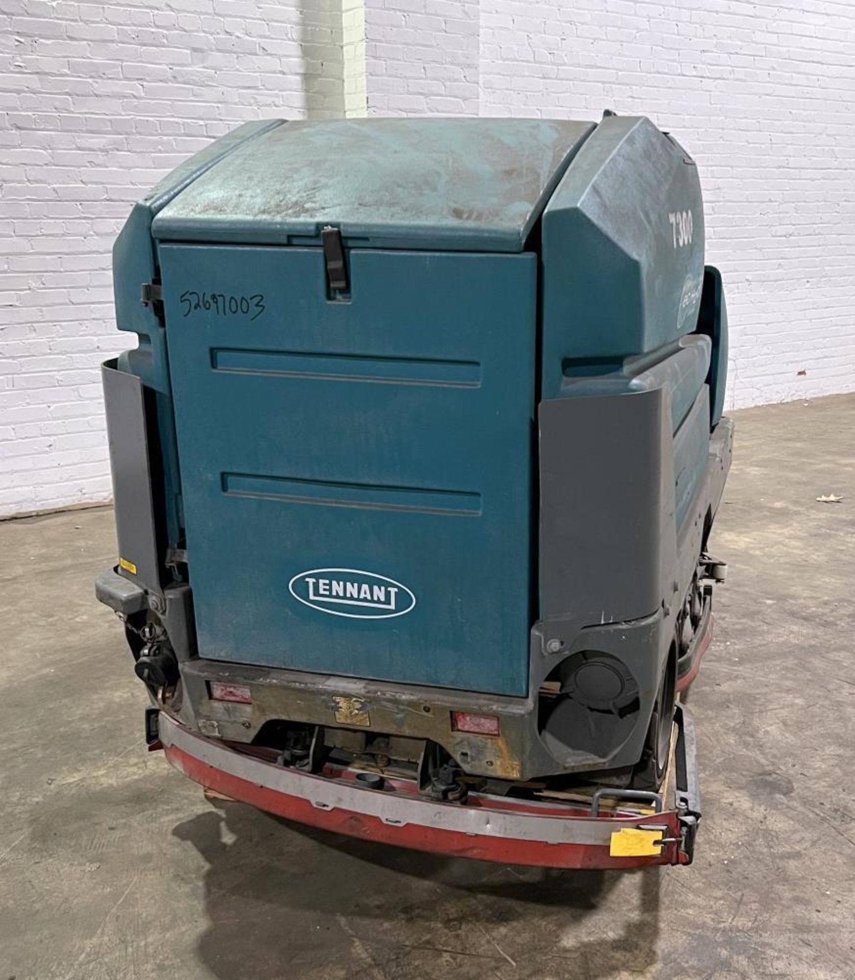 Used- Tennant 7300 EC-H20 Floor Scrubber. 57 Gallon solution tank, 74 gallon recovery tank. 4.6 moto - Image 4 of 17
