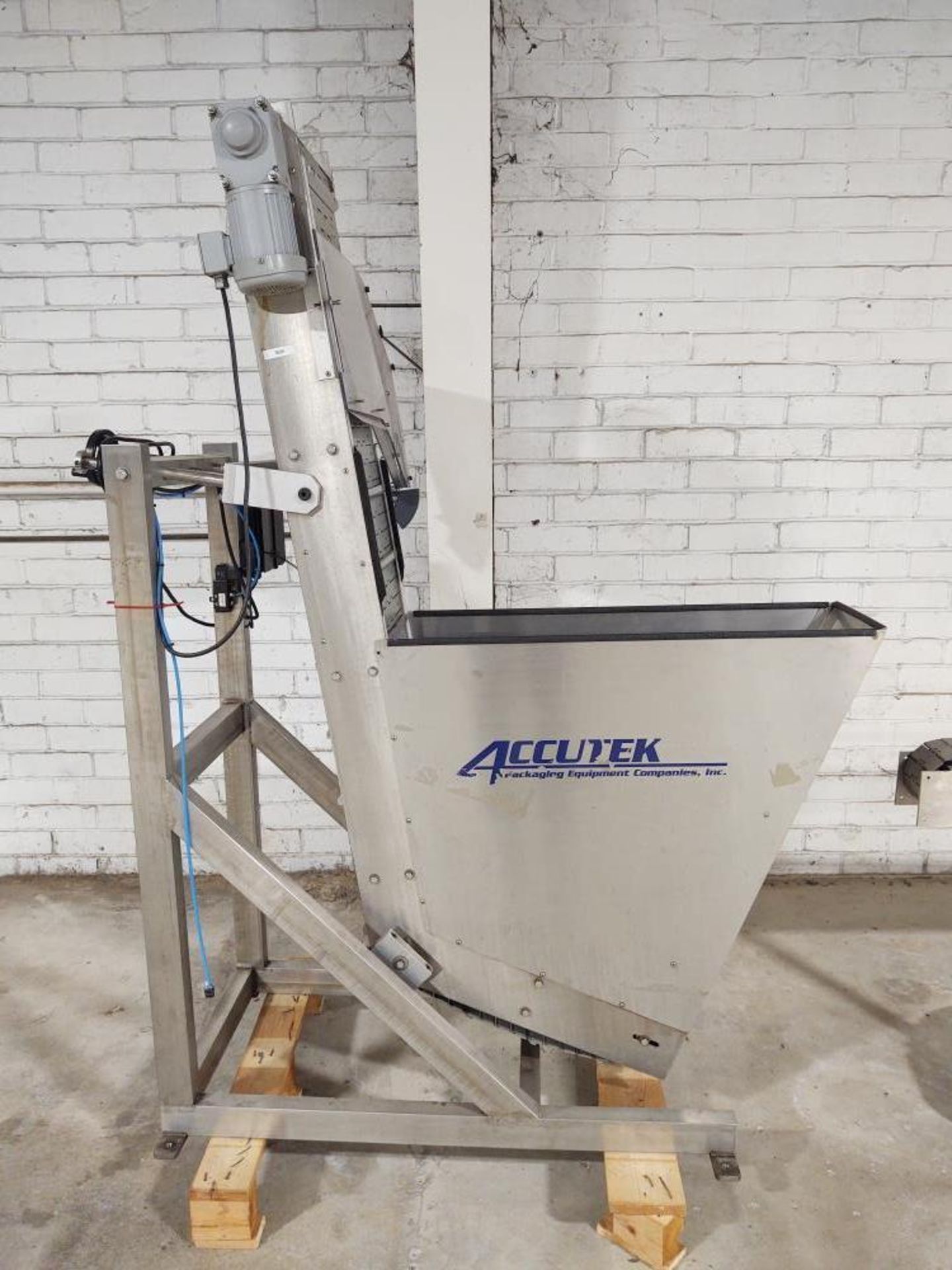 Used- Accutek In-Line Spindle Capper with 6-Spindles, Model 22-505-000. Includes centrifugal cap sor - Image 11 of 13