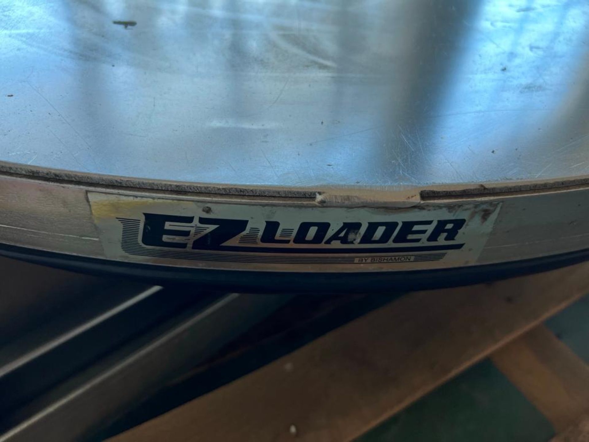 EZ Loader, air operated lift with turn table, 43” diameter, yr: 2016, 1602110, weighs 380lbs - Image 4 of 5