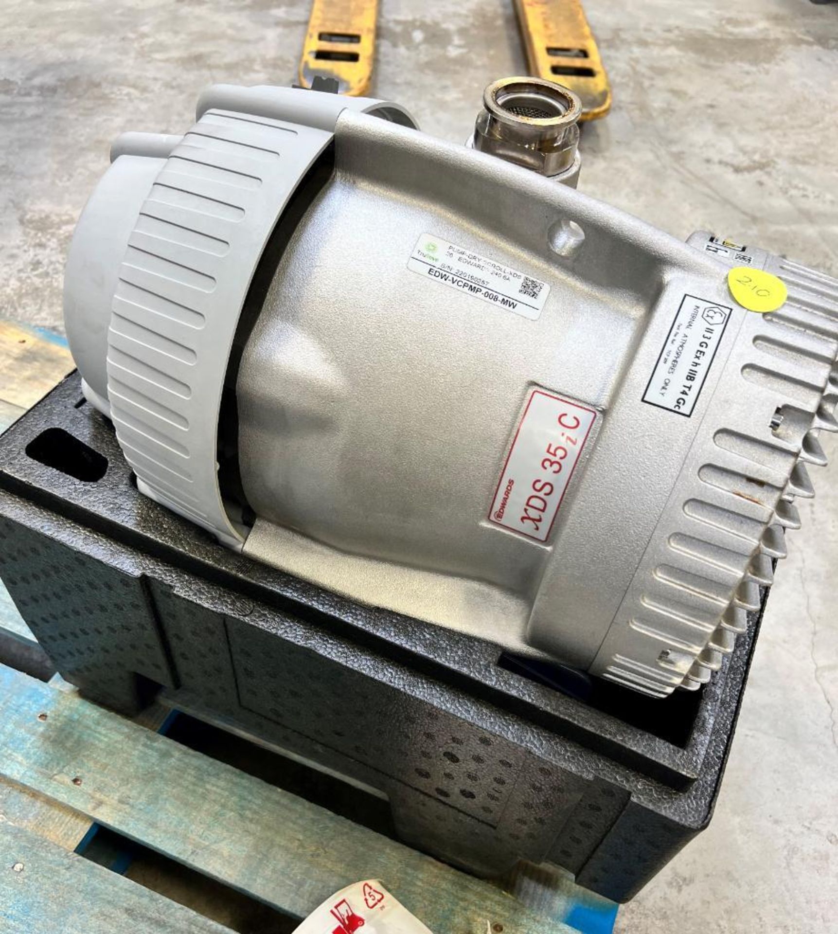 Edward Chemical Resistant Scroll Vacuum Pump, Model XDS35iC, Serial# 220190257, Built 2022. - Image 3 of 8