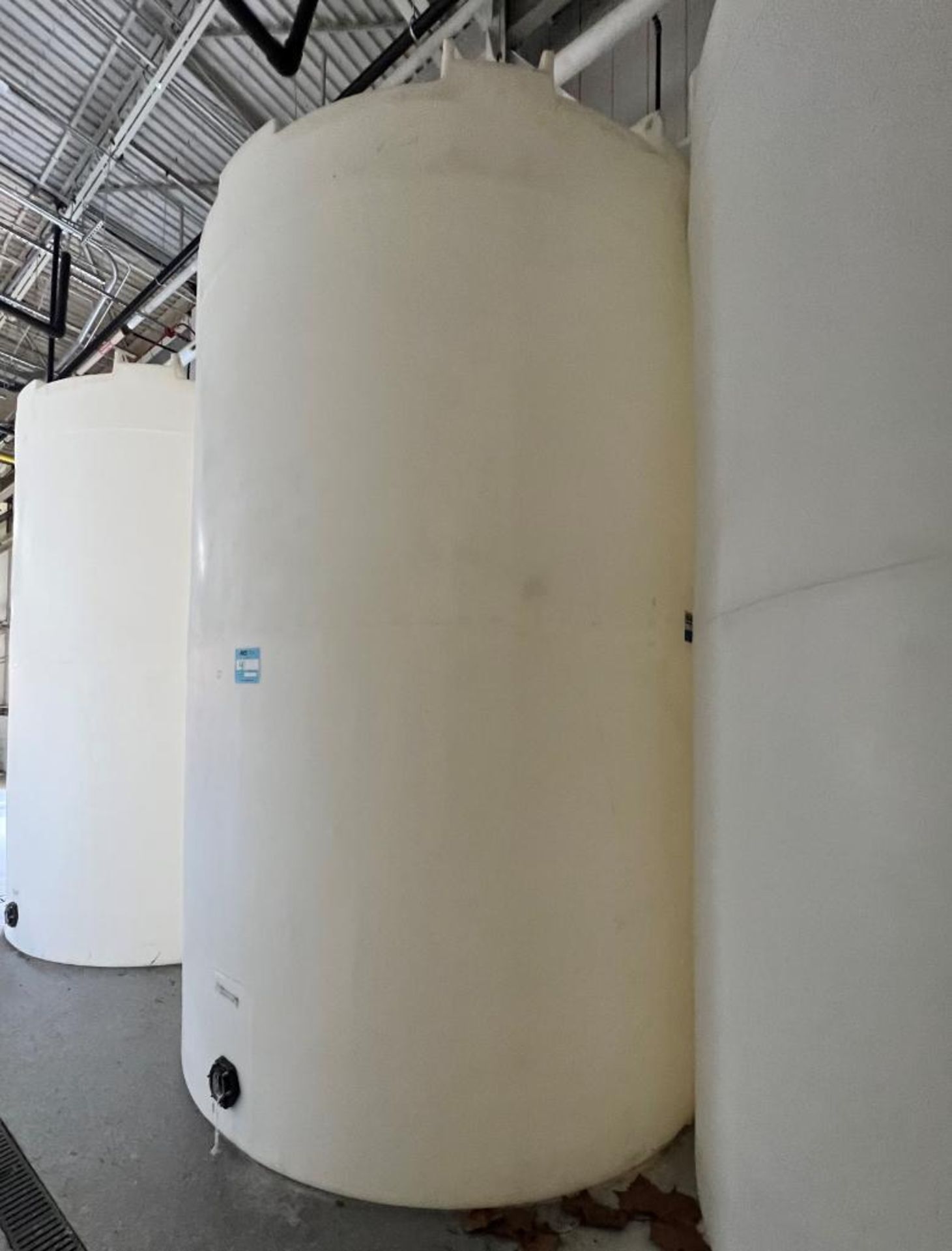 SII Approximate 5000 Gallon White Poly Tank. Side bottom outlet. - Image 2 of 3