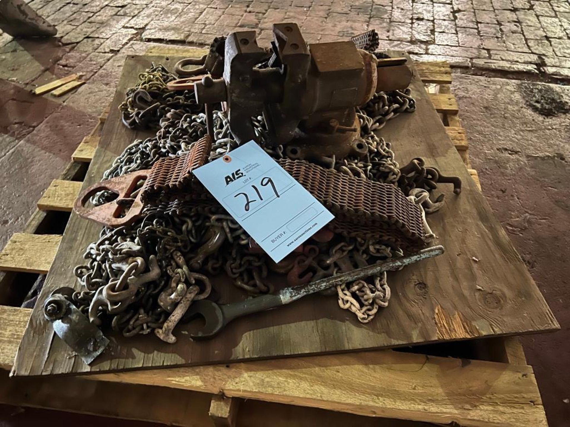 Lot: Pallet of Chain, Lifting Slings, & Vise