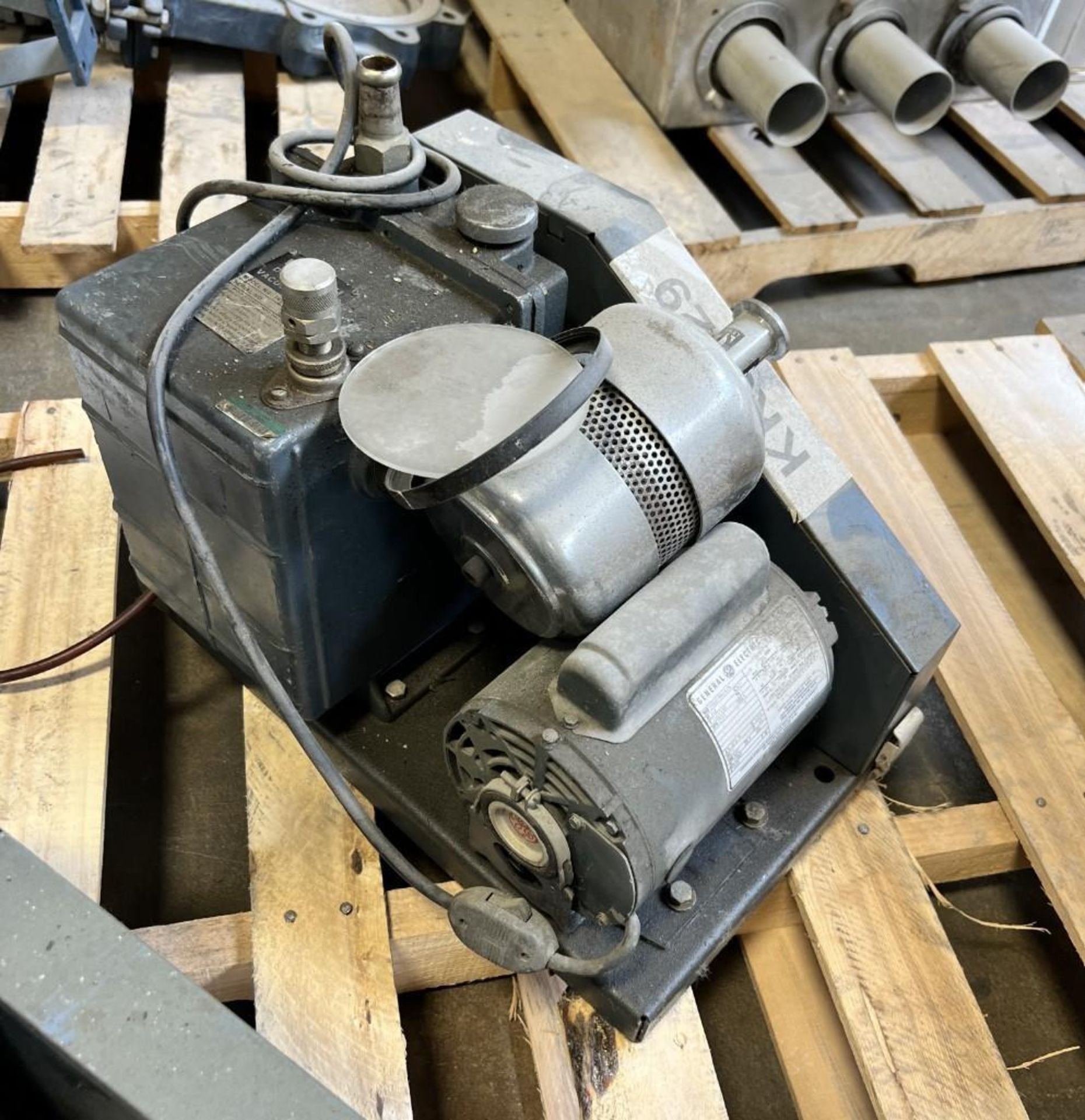 Lot Of (2) Vacuum Pumps. (1) Welch Duo-Seal, model 1402, serial# 126665, (1) Welch Duo-Seal, model 1 - Image 5 of 6