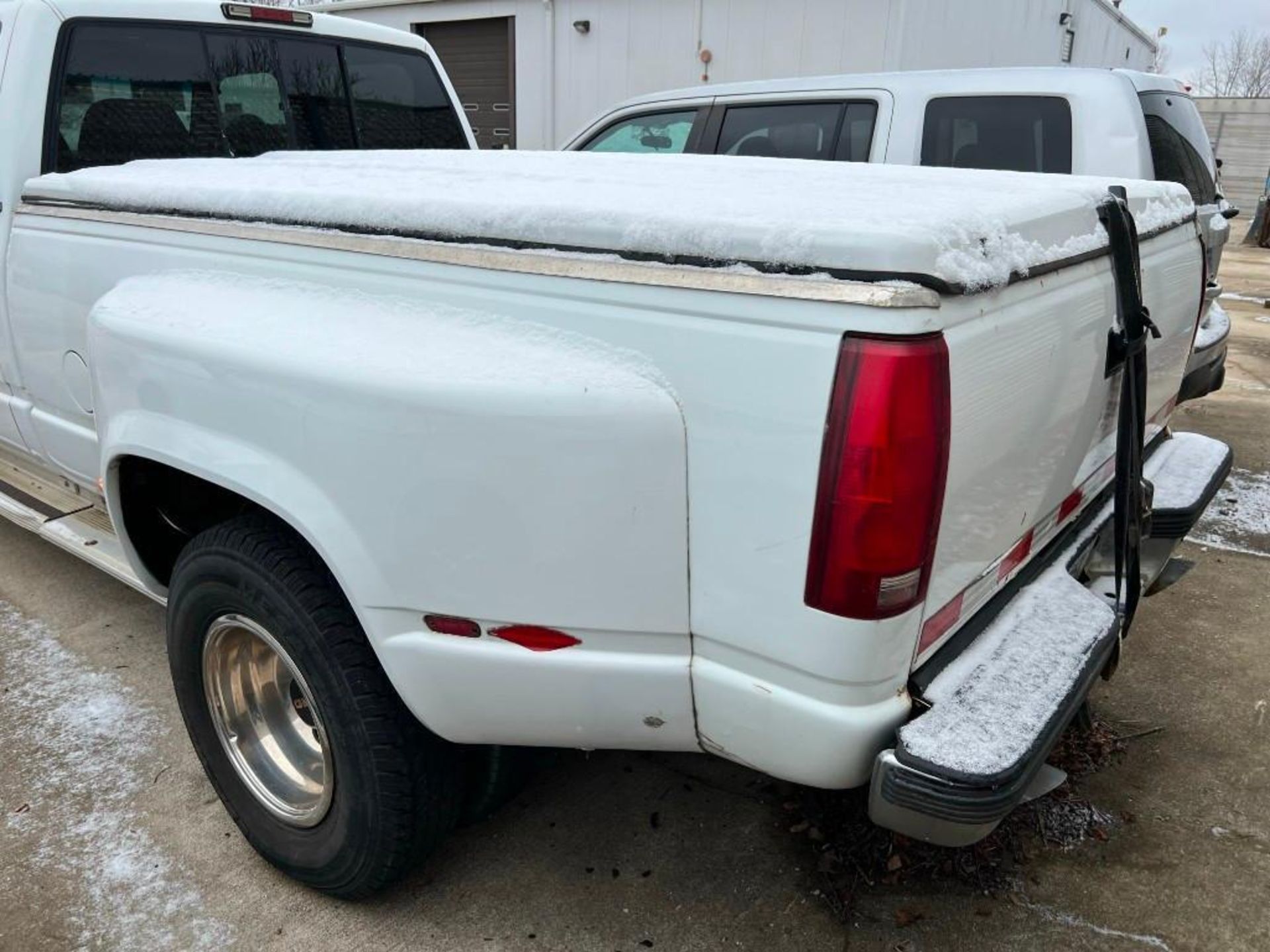 GMC Sierra 3500 Pickup Truck, GMC Crew Cab 4 x 4 Duel 454 V-8. VIN 1GTHK33JXWF026601 (1998) - Image 5 of 9