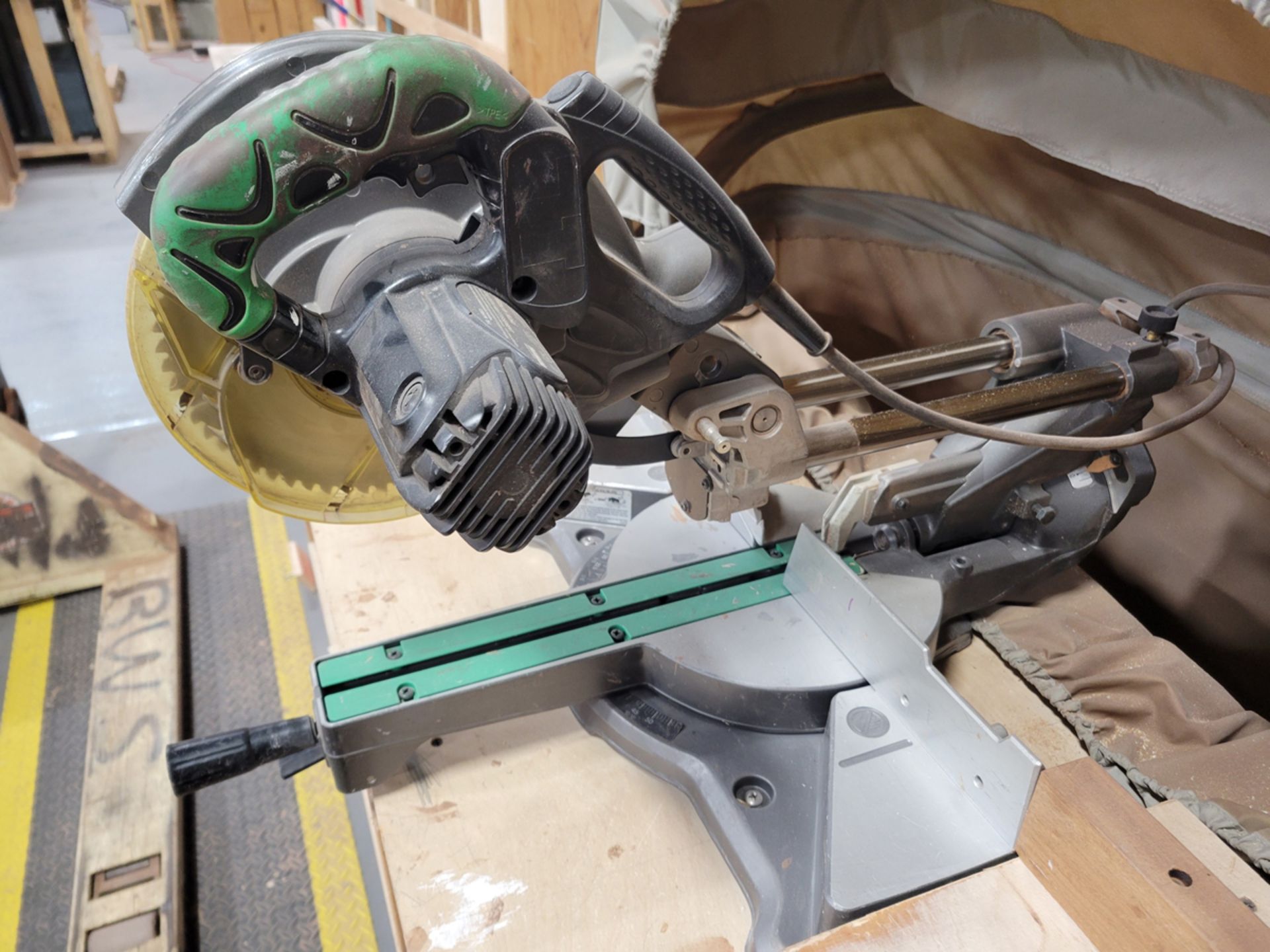 Hitachi Model: C8FSE 8.5" Slide Compound Miter Saw w/ Rousseau 5000 Dust catch - Image 4 of 6