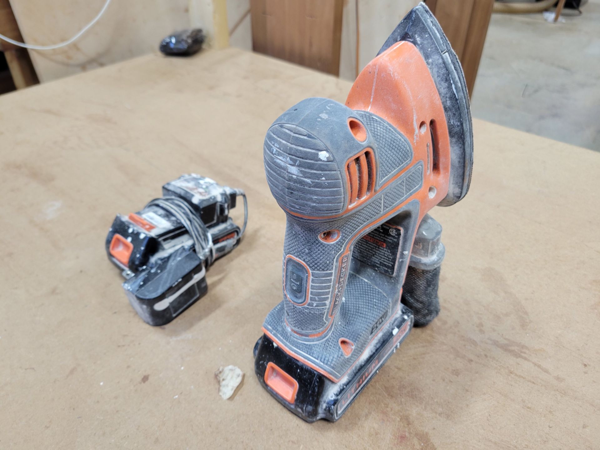Black And Decker 20 Volt Model: BDCMS20 Mouse Sander w/ Battery and Charger