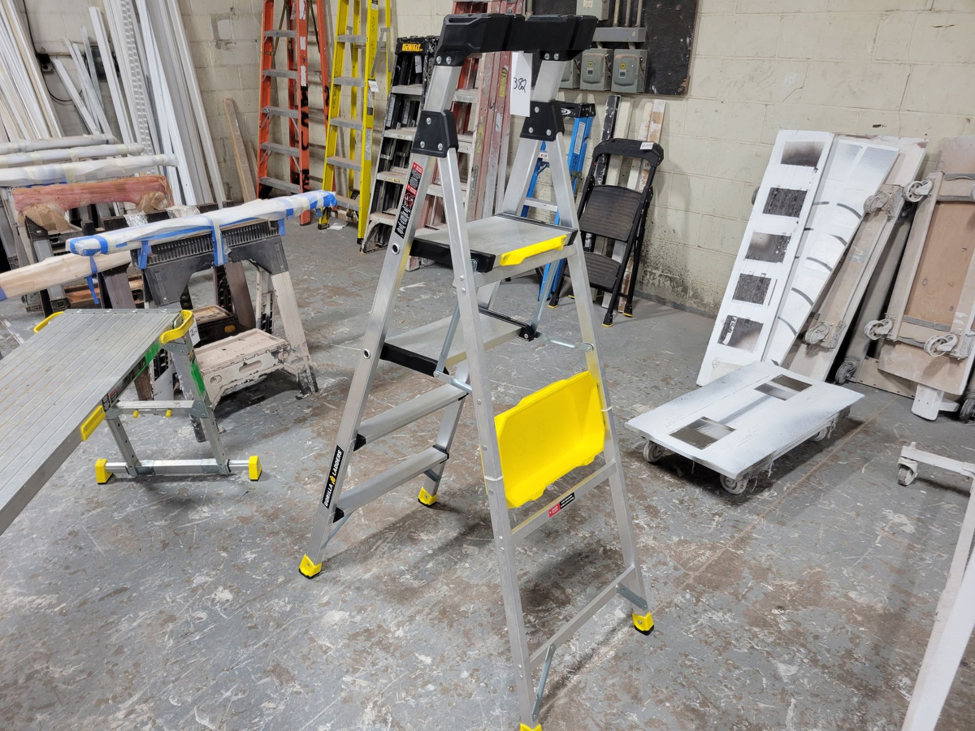 Gorilla Ladders 5' Step Ladder w/ Gorilla Ladders Adjustable Height Aluminum Platform - Image 2 of 5