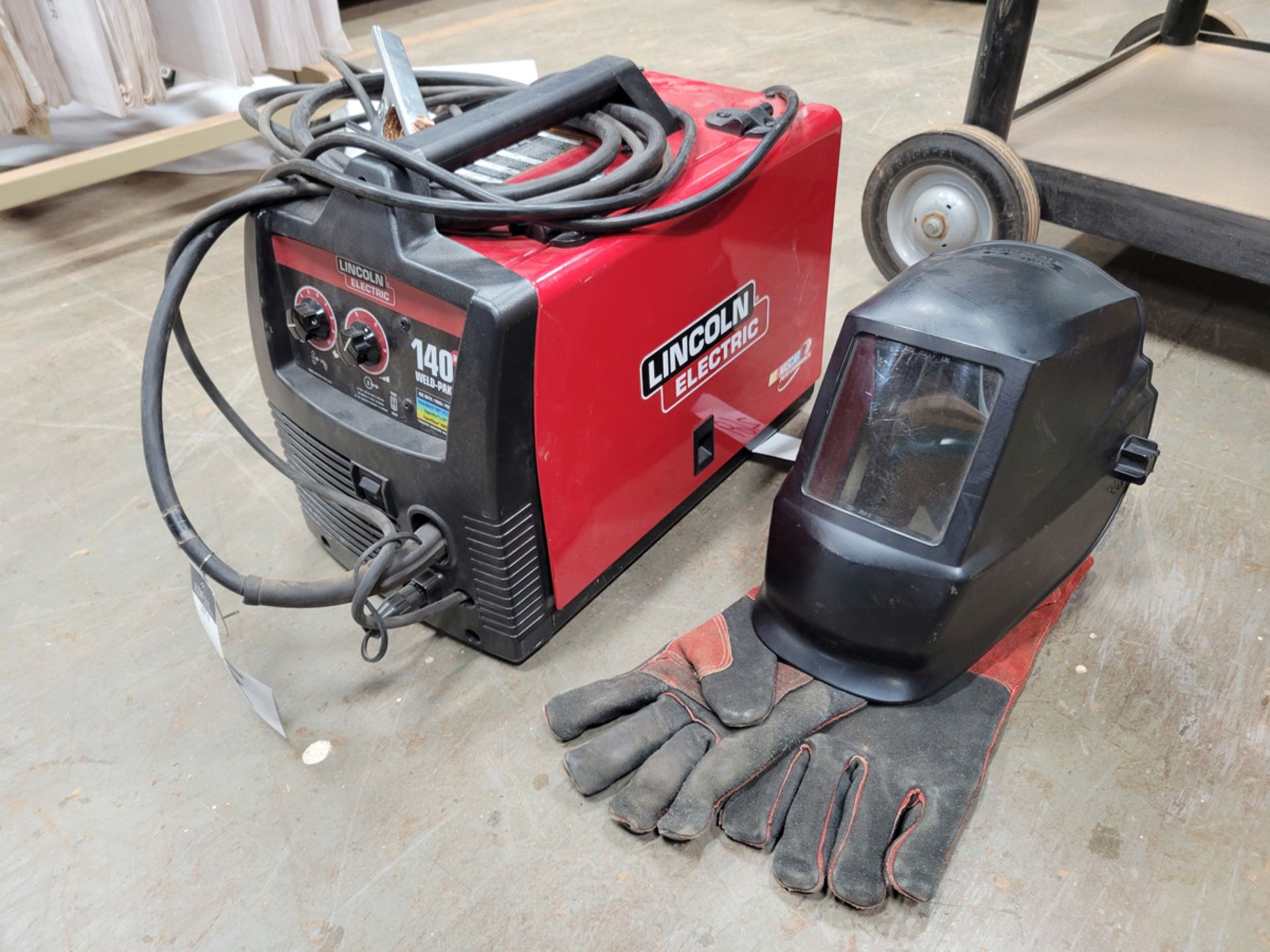 Lincoln Electric Weld Pak 140 HD Mig/ Wire Feed Welder w/ Mask and Gloves