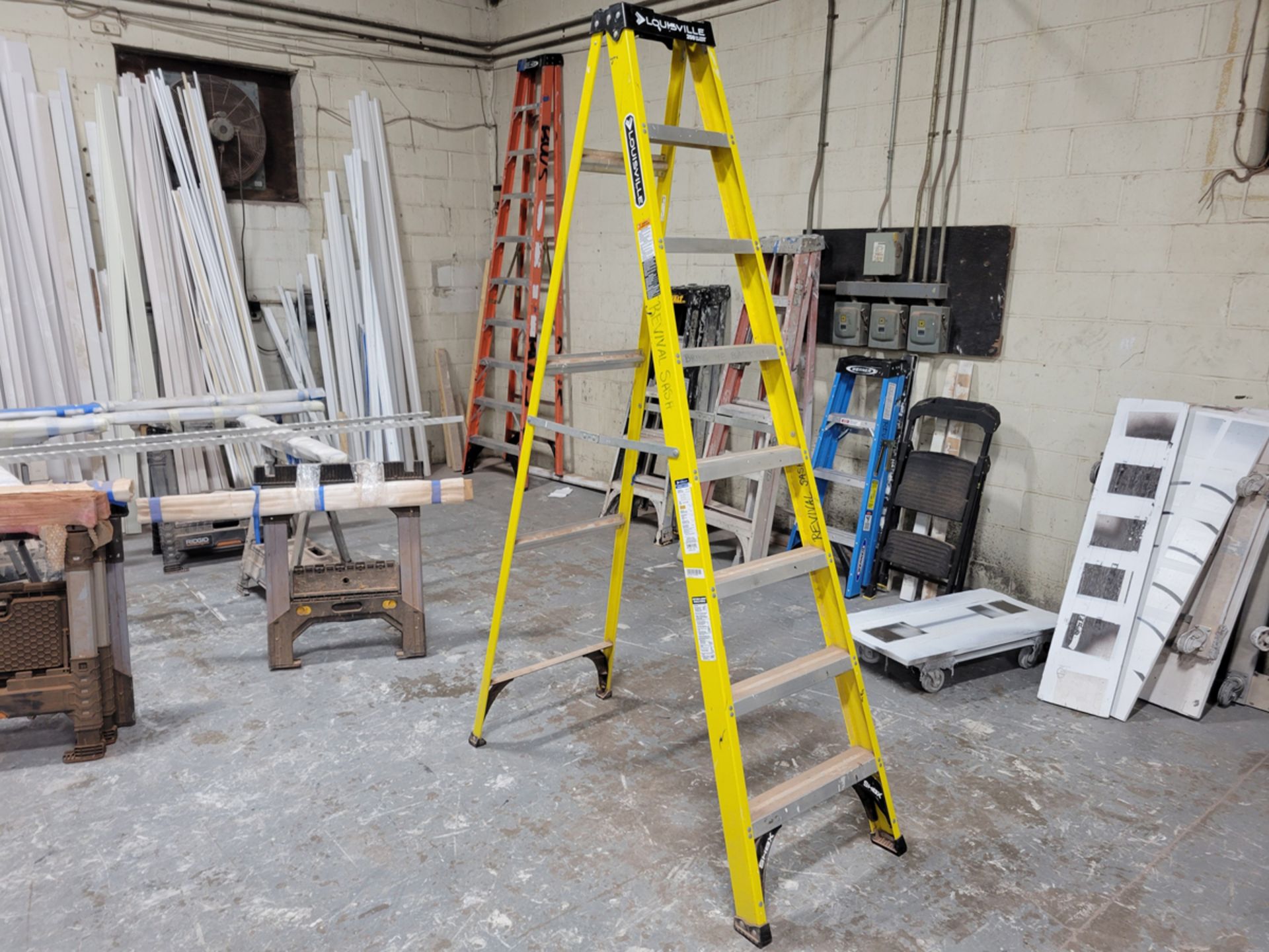 Louisville Model: W-3118-08 8' Fiberglass Step Ladder