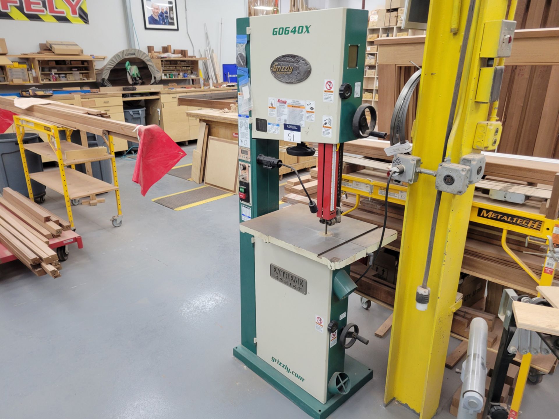Grizzly Industrial Model: G0640X 17" Variable Speed Wood/Metal Cutting Bandsaw