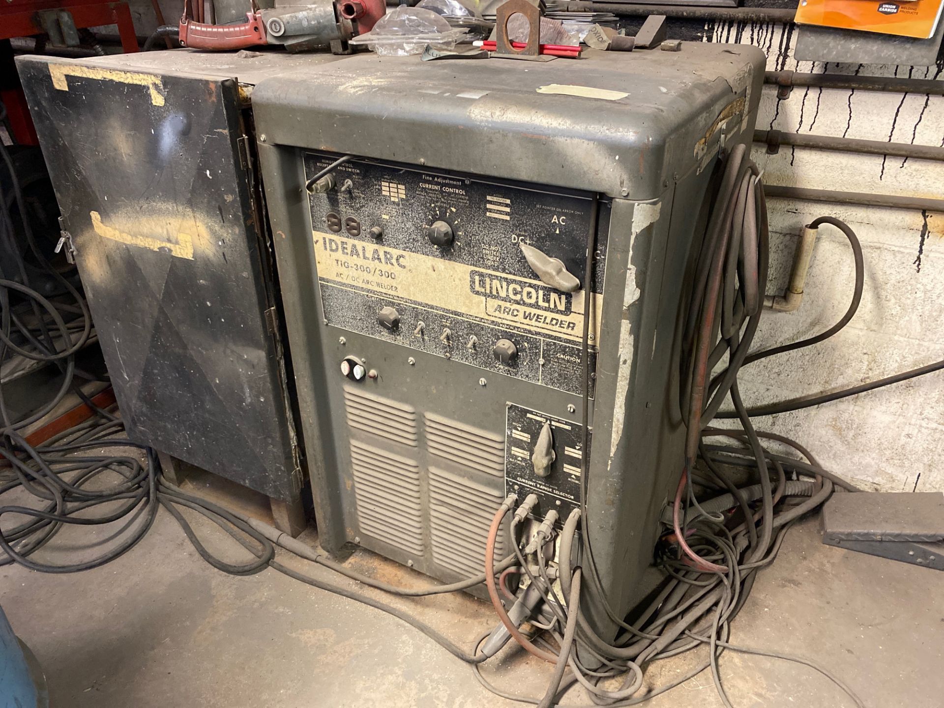 LINCOLN IDEALARC TIG 300/300 AC/DC Welder