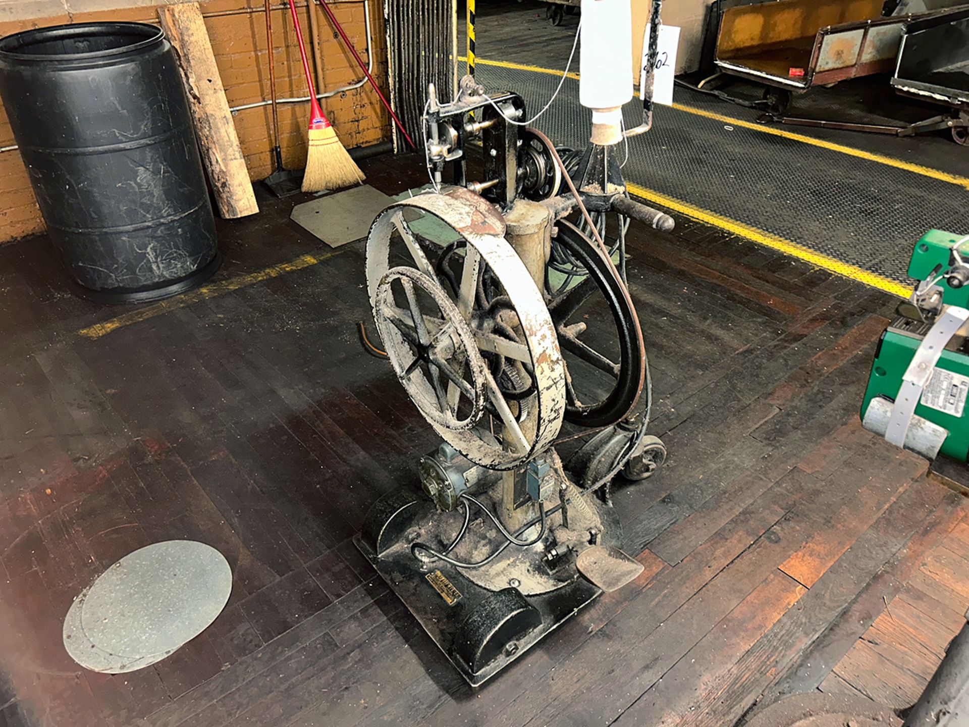 Dinsmore Type DGF9 Rolling Sewing Machine - Image 5 of 5