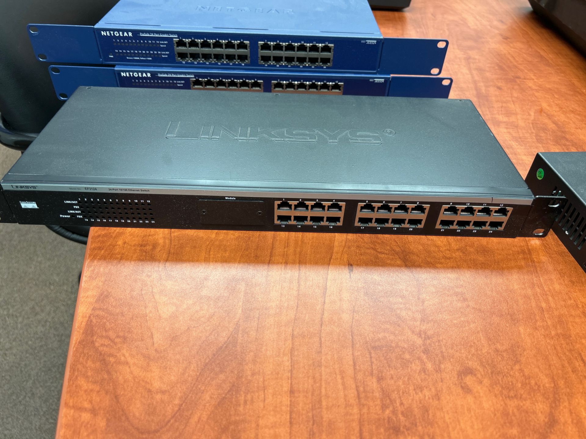 A Group of (4) Ass'tNetworking Switches - Image 2 of 4