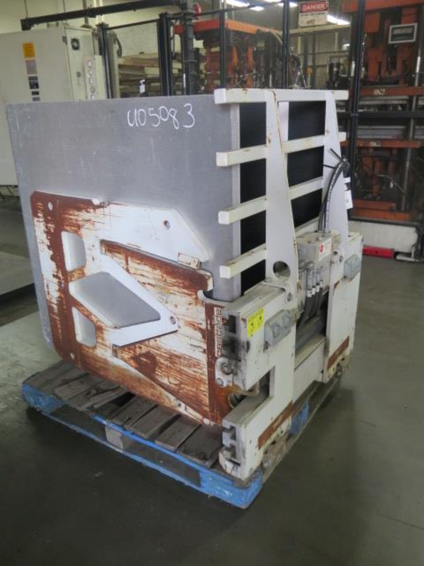 Cascade mdl. 35D-CCS-710 3500 Lb Cap Carton Clamp (FORKLIFT ATTACHMANT) s/n PTL1037513-1 (SOLD AS-IS - Image 2 of 8