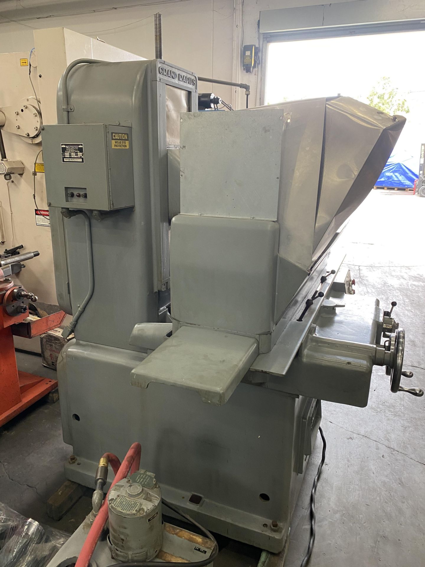 Gallmeyer & Livingston Grand Rapids 360 10” x 24” Automatic Hydraulic Surface Grinder SOLD AS IS - Image 9 of 9