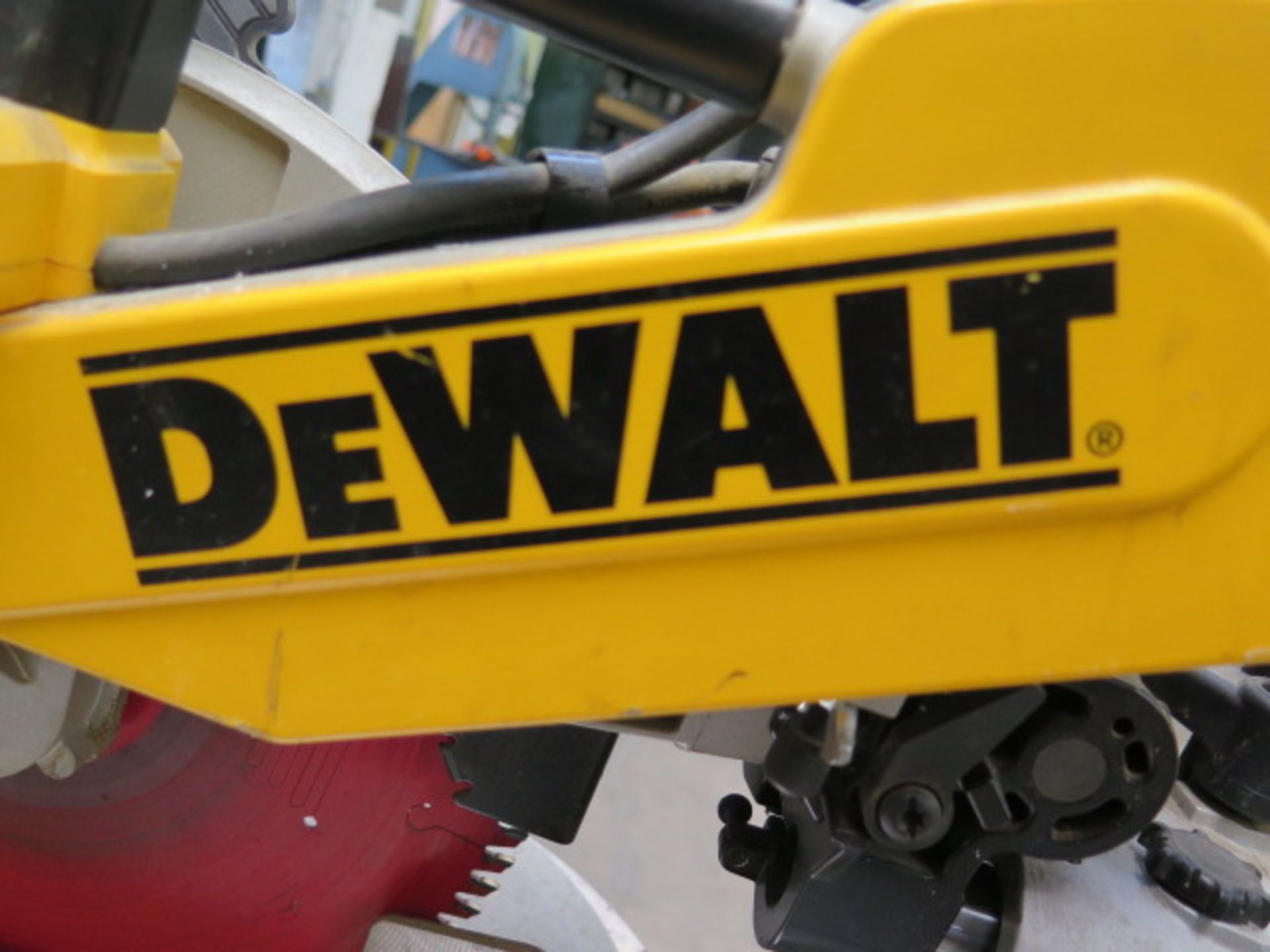 DeWalt DW718 12" Double Bevel Sliding Compound Miter Saw (SOLD AS-IS - NO WARRANTY) - Bild 6 aus 7