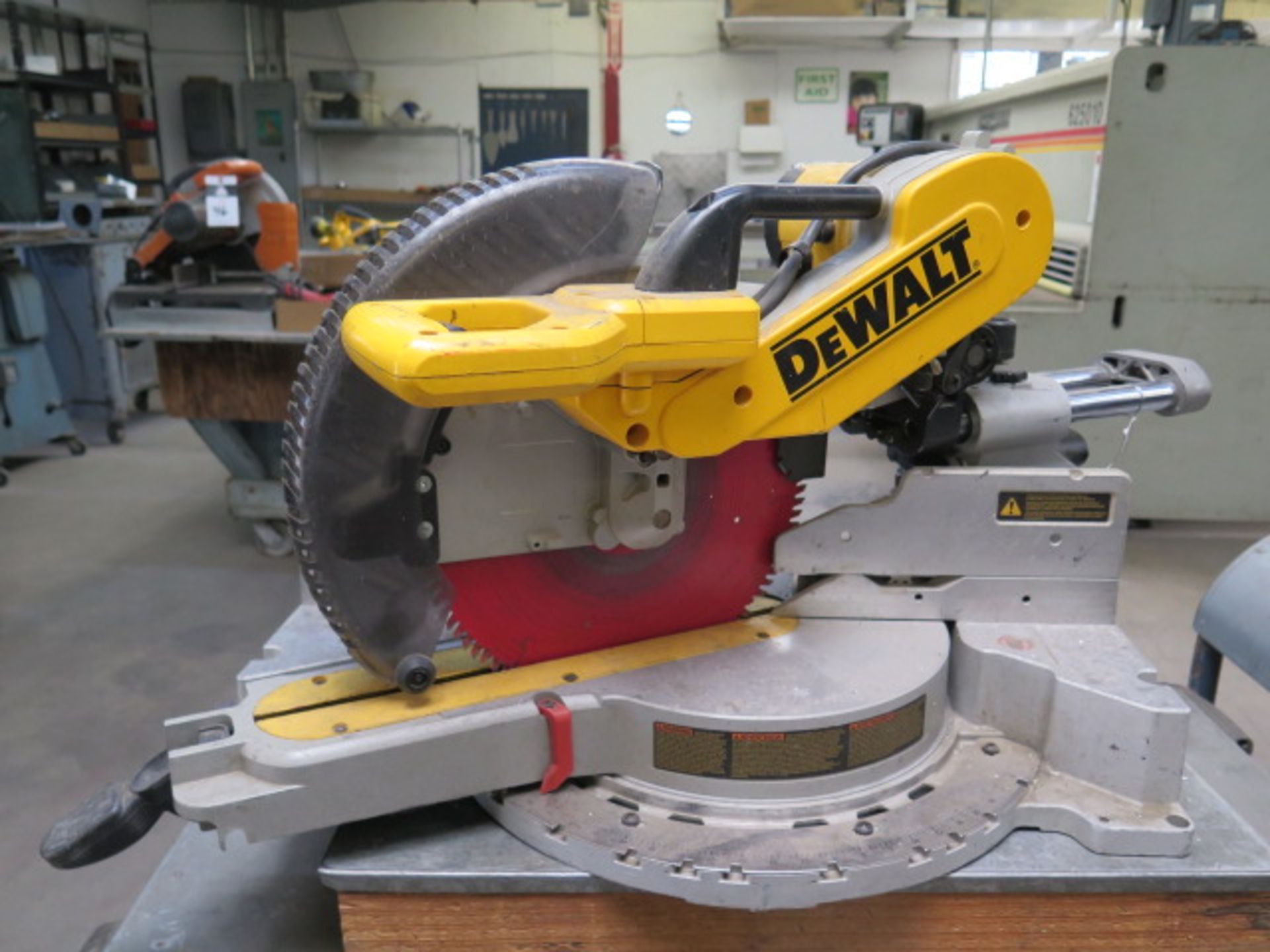 DeWalt DW718 12" Double Bevel Sliding Compound Miter Saw (SOLD AS-IS - NO WARRANTY) - Bild 2 aus 7