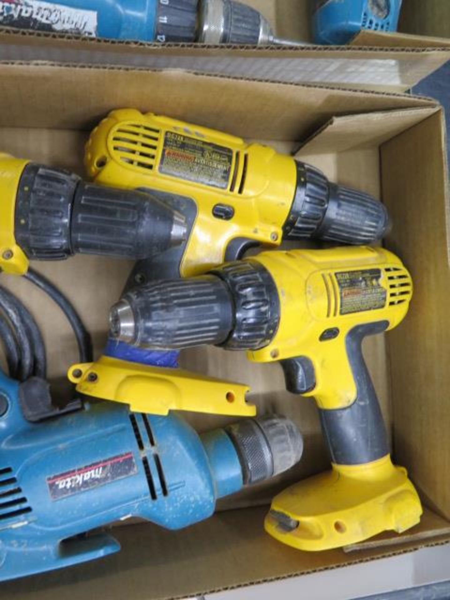 DeWalt 14.4Volt Cordless Drills (3) (NO CHARGER OR BARRERIES) and Makita Electric Drill (SOLD AS- - Bild 3 aus 4