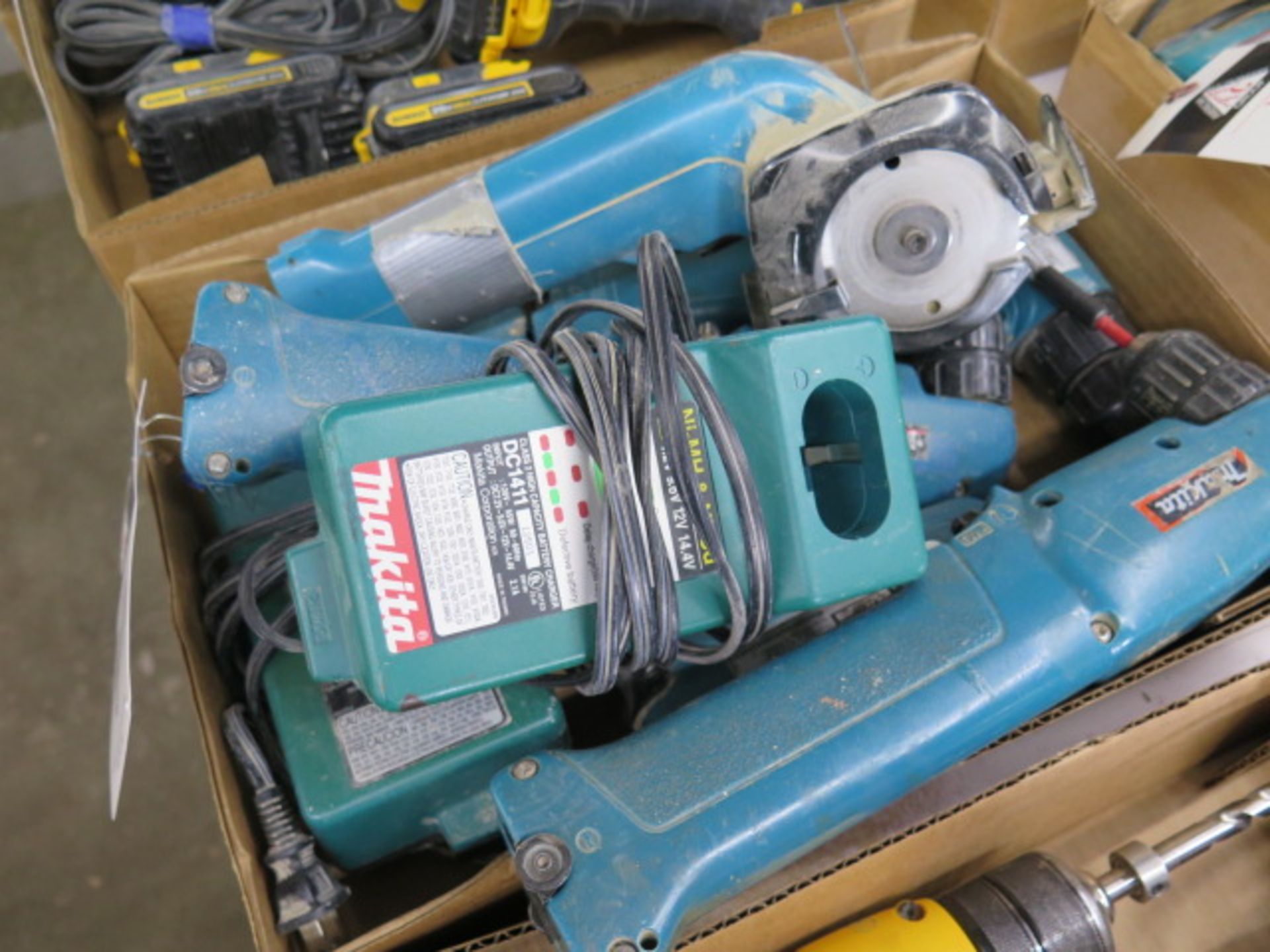 Makita 9.6Volt Cordless Dfrill, Angle-Drills and Circular Saw (5) w/ Chargers (SOLD AS-IS - NO - Bild 3 aus 6