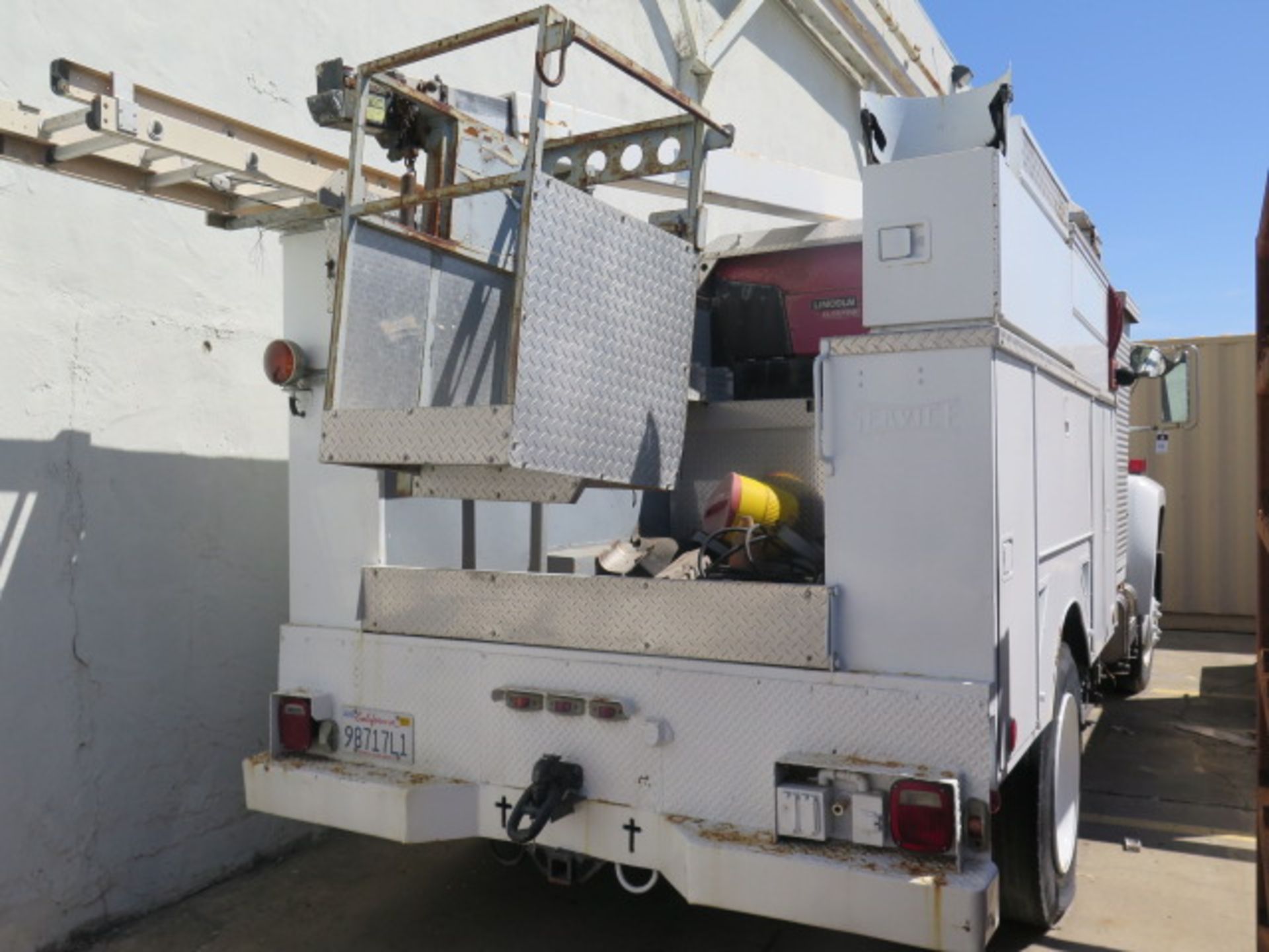 Ford 370-2V Basket Boom Lift Srv Truck Lisc# 98717L1 w/ Diesel,5-Sp Manual,NOT FOR CA USE,SOLD AS IS - Image 4 of 21