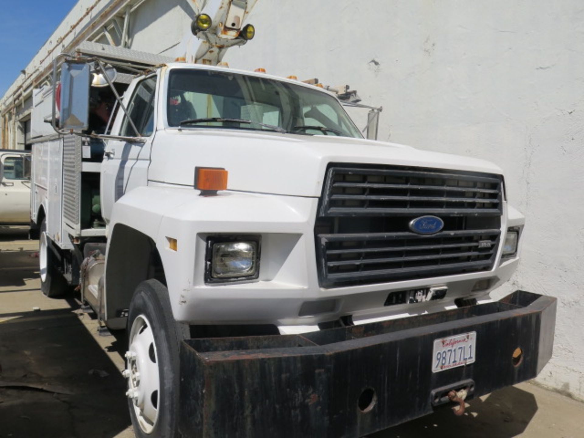 Ford 370-2V Basket Boom Lift Srv Truck Lisc# 98717L1 w/ Diesel,5-Sp Manual,NOT FOR CA USE,SOLD AS IS