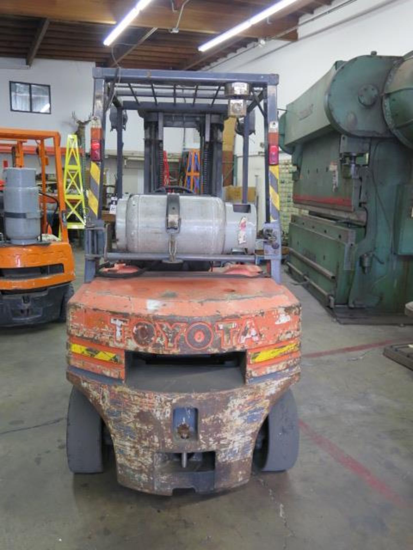 Toyota 42-5FGC25 4000 Lb LPG Forklift s/n 79062 w/ 3-Stage, 185" Lift Height, Solid Tires,SOLD AS IS - Image 2 of 11