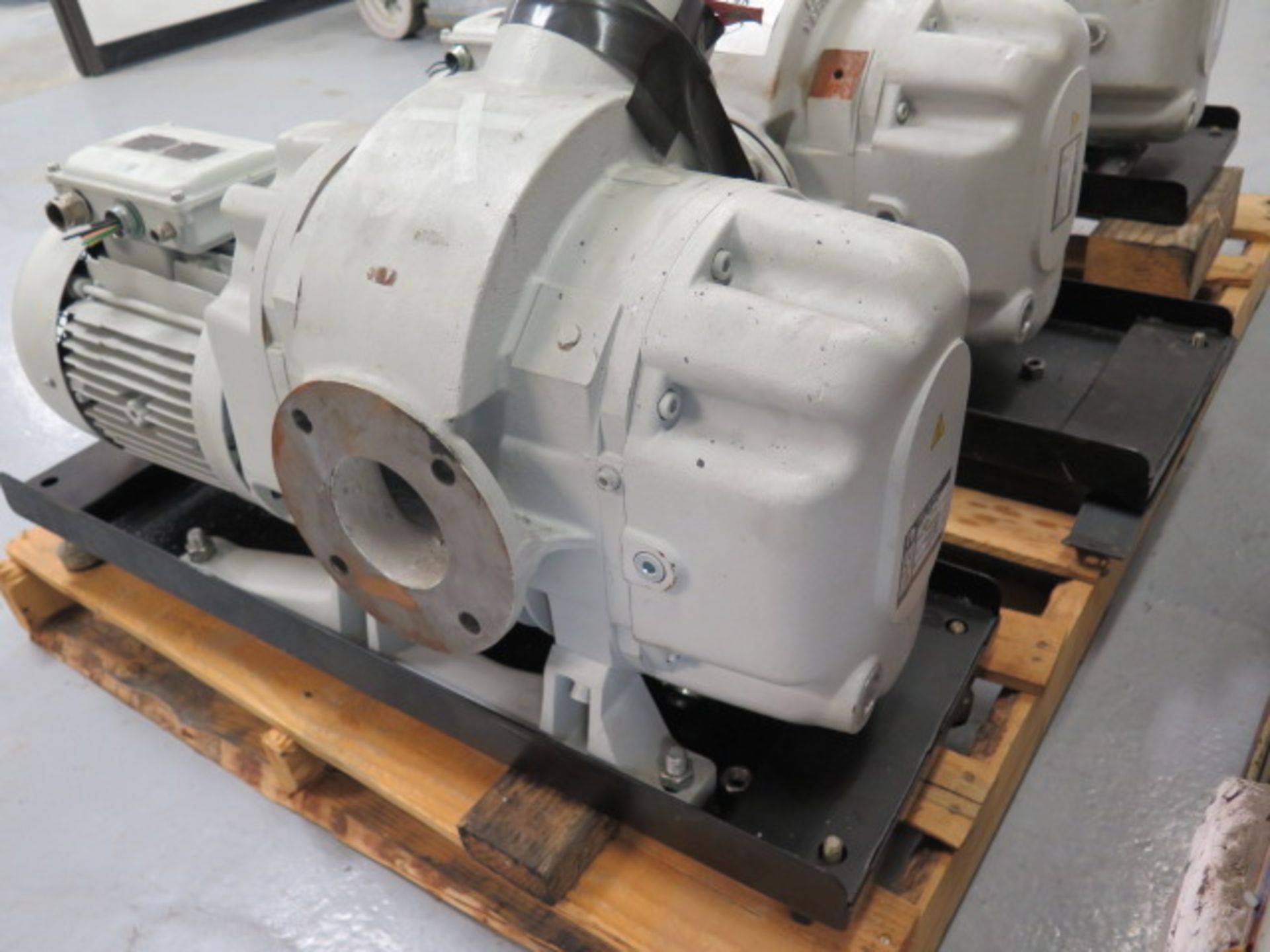 Ruvac mdl. WSU 1001 3kW Vacuum Pump (SOLD AS-IS - NO WARRANTY) - Image 4 of 8