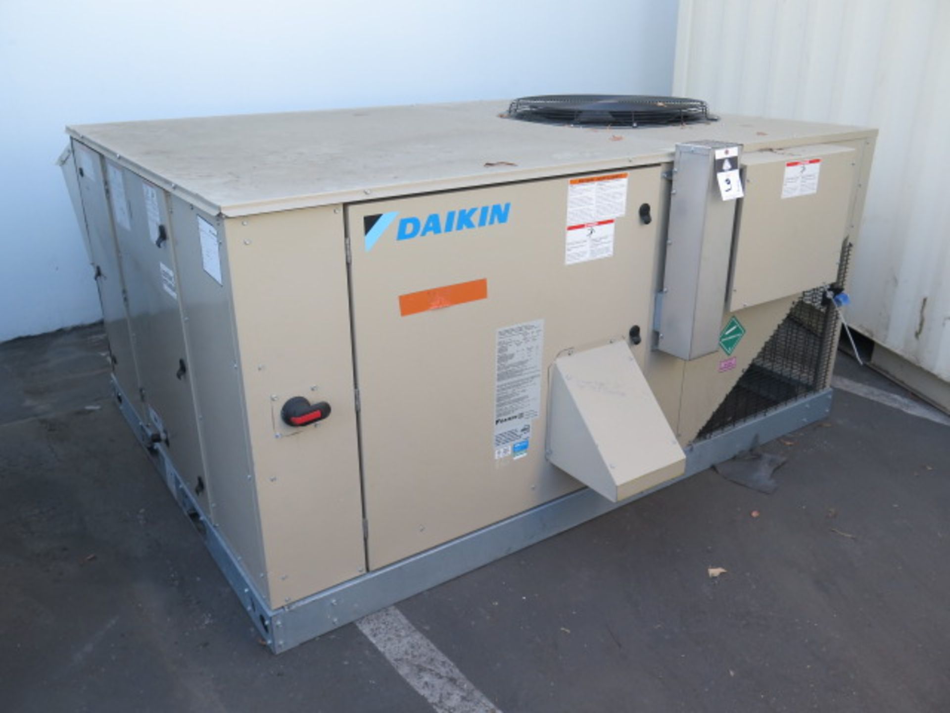 Daikin DPS005AHCG4FV-4 AC UUNIT s/n FBOU190400979 460/60/3 (NEW) SOLD AS IS) Located La Mirada, CA - Image 2 of 7