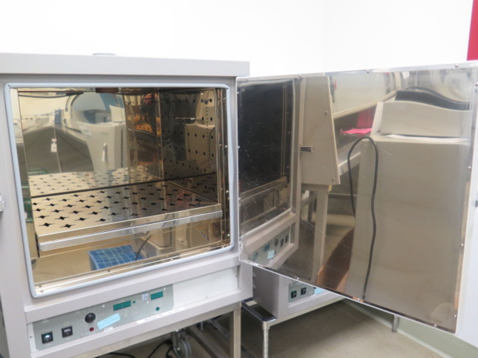 VWR mdl. 1370FM Lab Oven s/n 0700900 45-200 Degrees C (SOLD AS-IS - NO WARRANTY) - Image 2 of 7