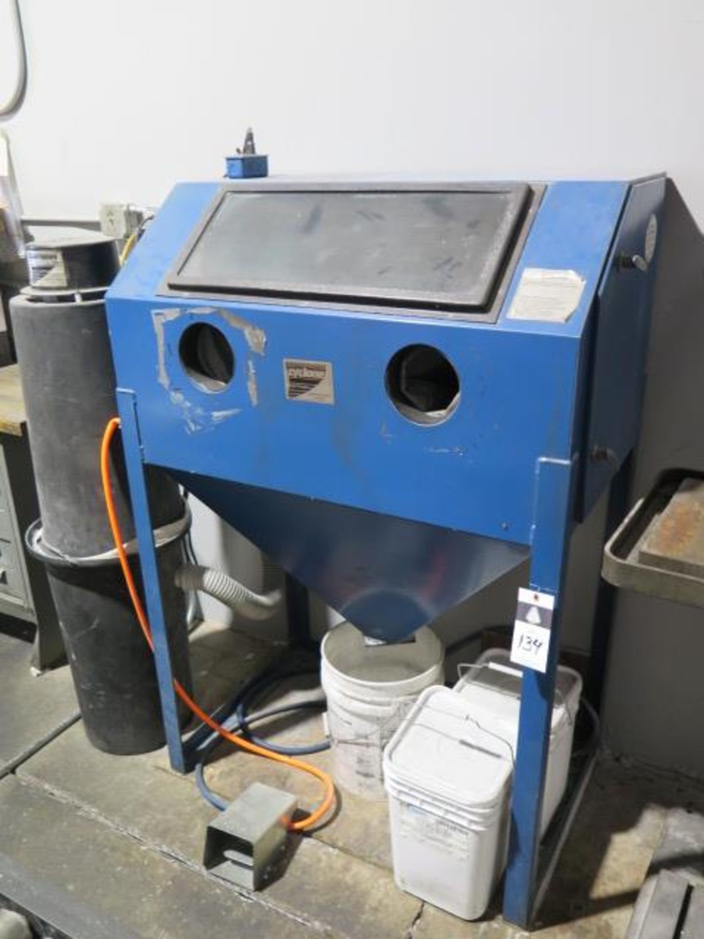 Cyclone Dry Blast Cabinet w./ Dust Collector (SOLD AS-IS - NO WARRANTY) - Bild 2 aus 7