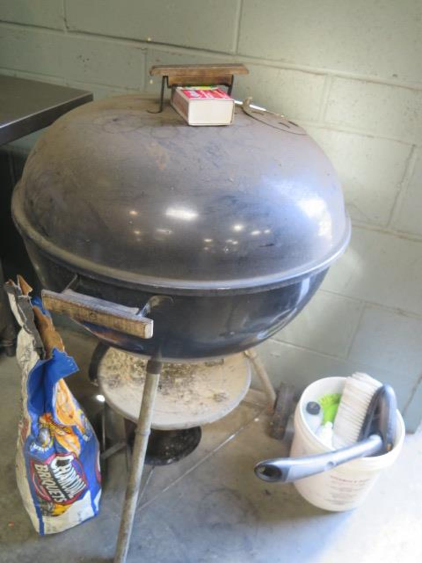 Char-Broil Gas BBQ and Weber BBQ (SOLD AS-IS - NO WARRANTY) - Image 6 of 6