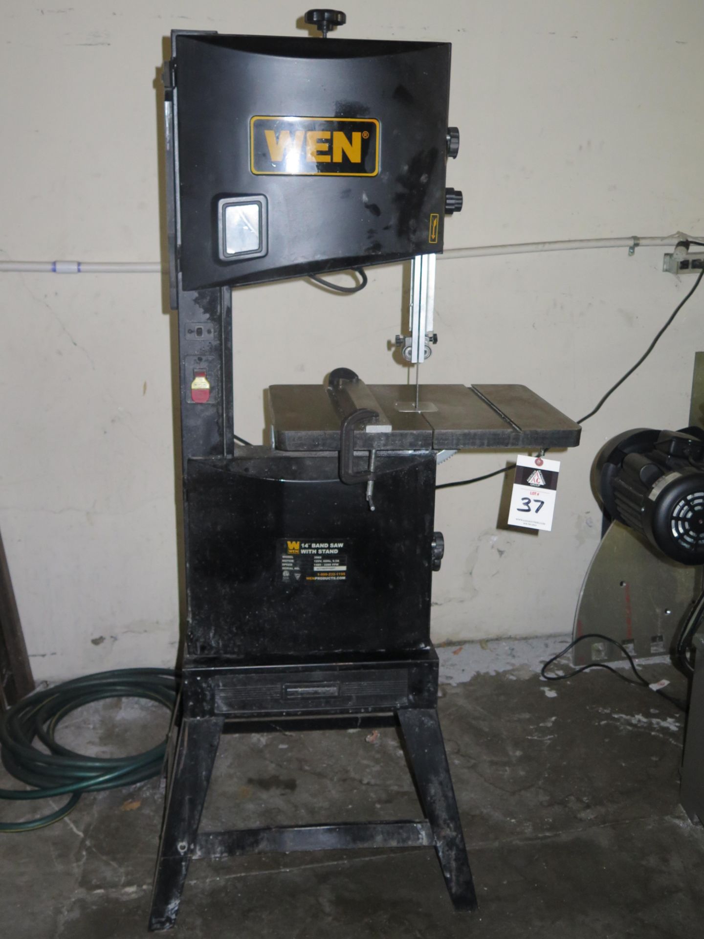 WEN 14” Vertical Band Saw s/n16” x 21 ½” Table (SOLD AS-IS - NO WARRANTY)