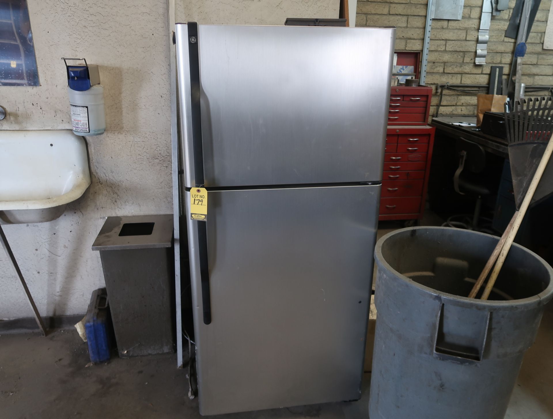 GE REFRIGERATOR