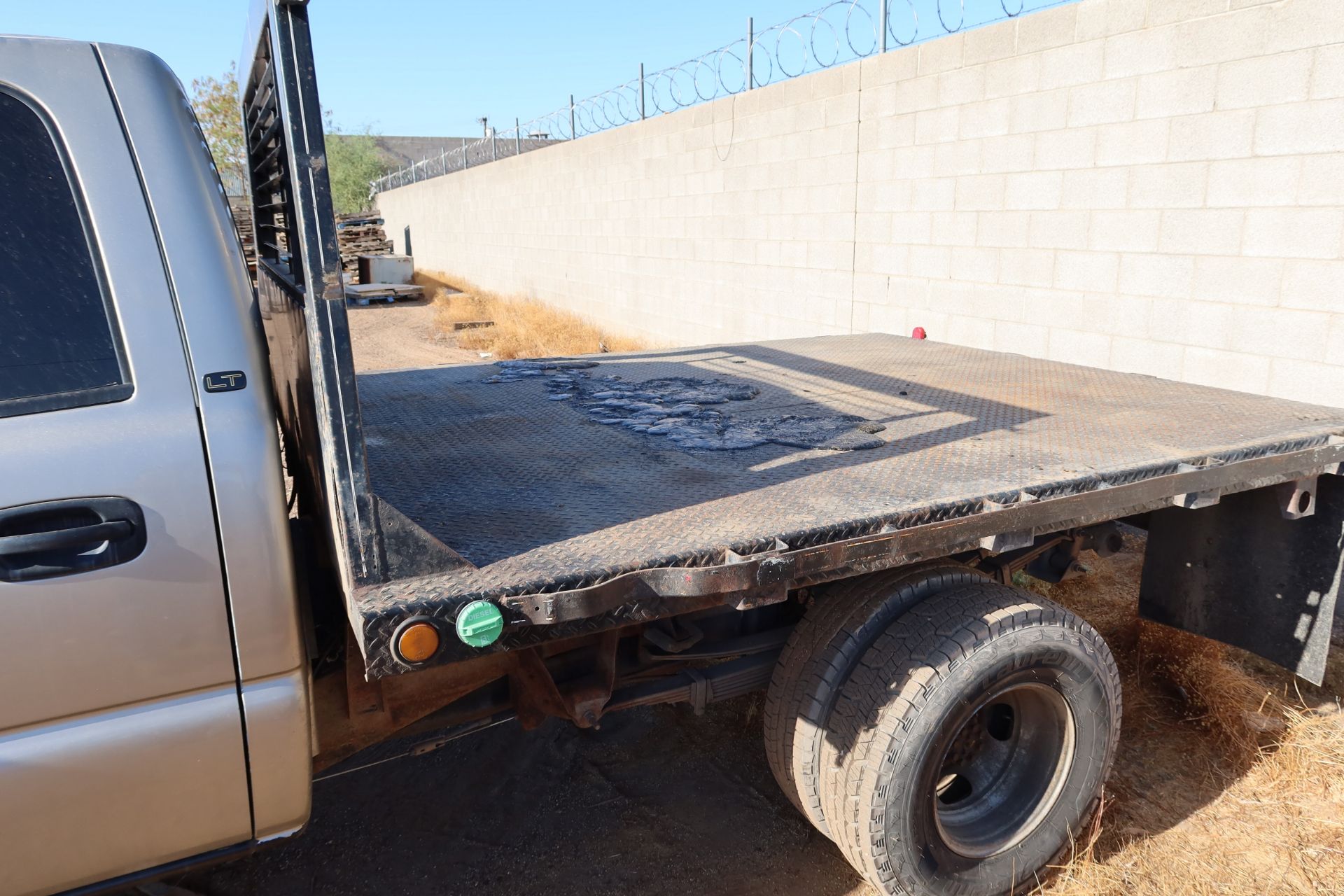 2002 CHEVROLET 3500 LT HD DIESEL 9' FLATBED, CREW CAB, TRUCK LOOKS LIKE HELL, BUT RUNS GREAT. 30290 - Image 5 of 14