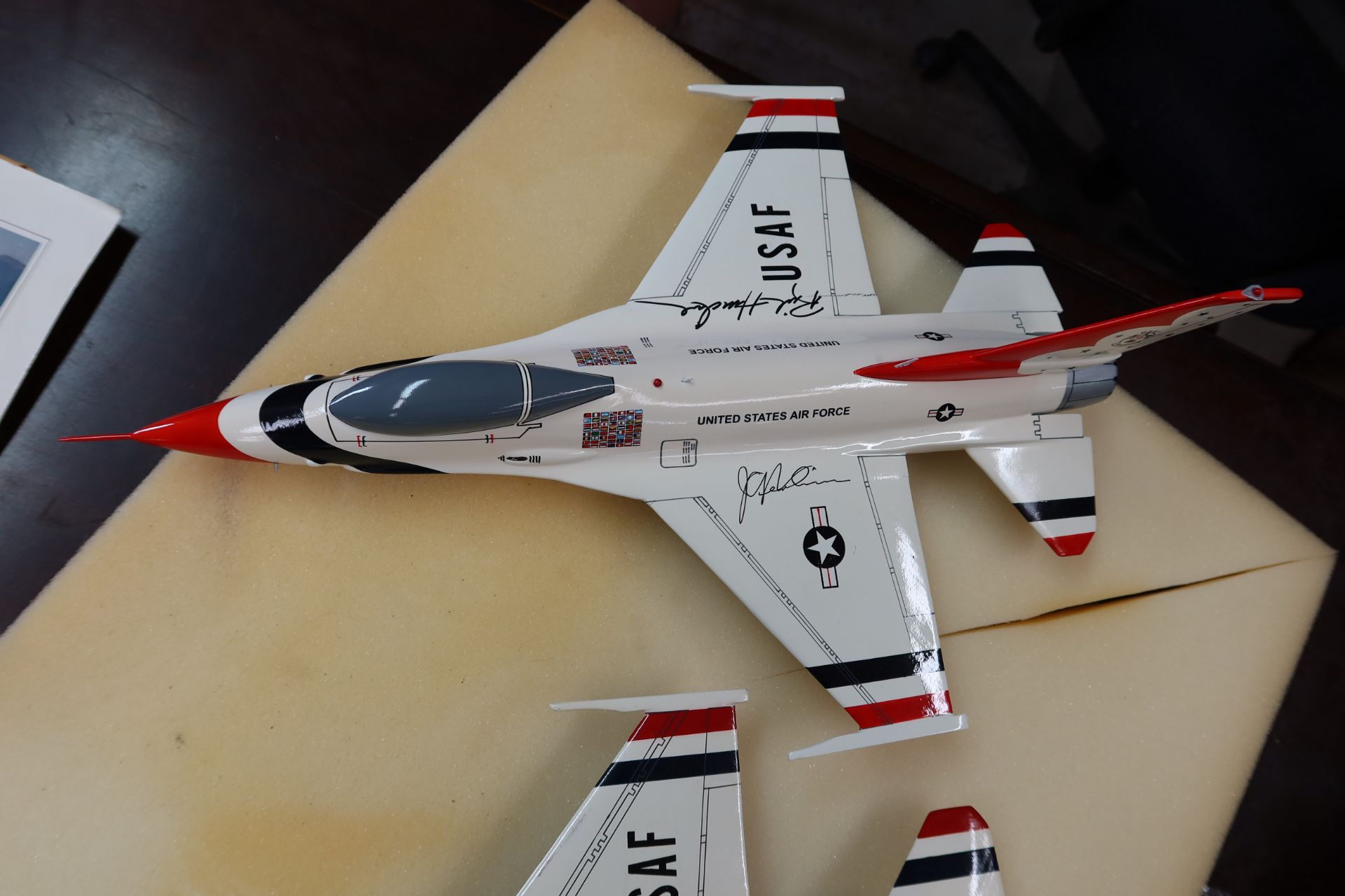 LOT COLLECTION THUNDERBIRD COLLECTABLES: 2 AUTOGRAPHED JETS, SIGNED W/# PICTURES & PATCHES - Image 5 of 12