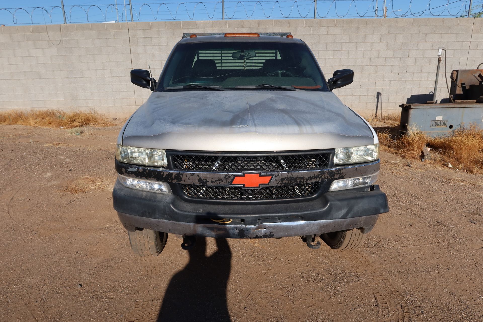 2002 CHEVROLET 3500 LT HD DIESEL 9' FLATBED, CREW CAB, TRUCK LOOKS LIKE HELL, BUT RUNS GREAT. 30290 - Image 2 of 14