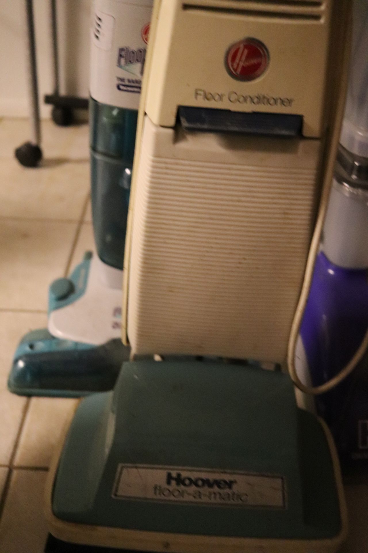 Three Hoover rug cleaners: Hoover Floormatic, Hoover Floormate, model H3000, and Hoover model F5808 - Image 3 of 4