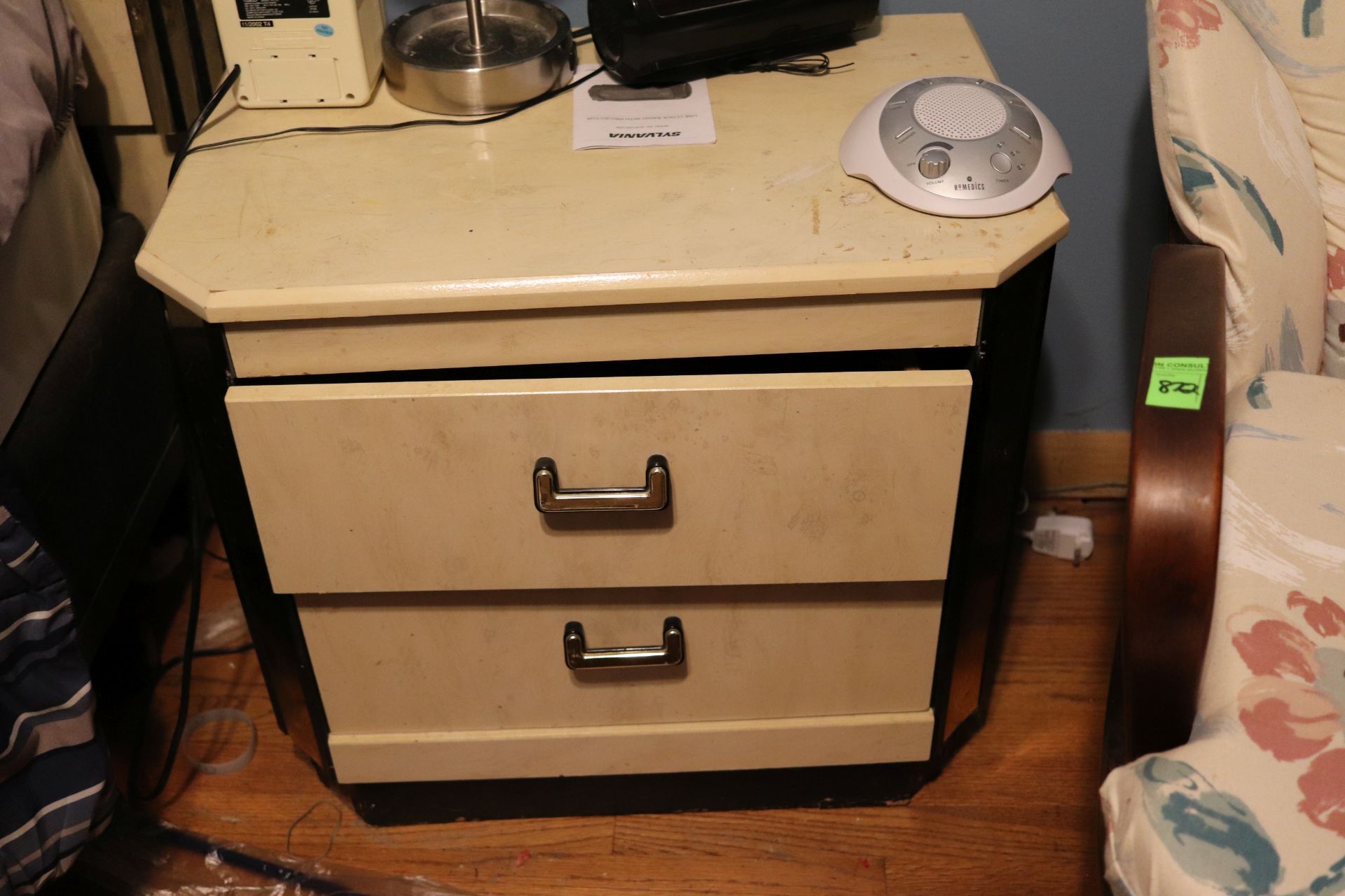 Bed and nightstand with mirrored headboard - Image 2 of 3