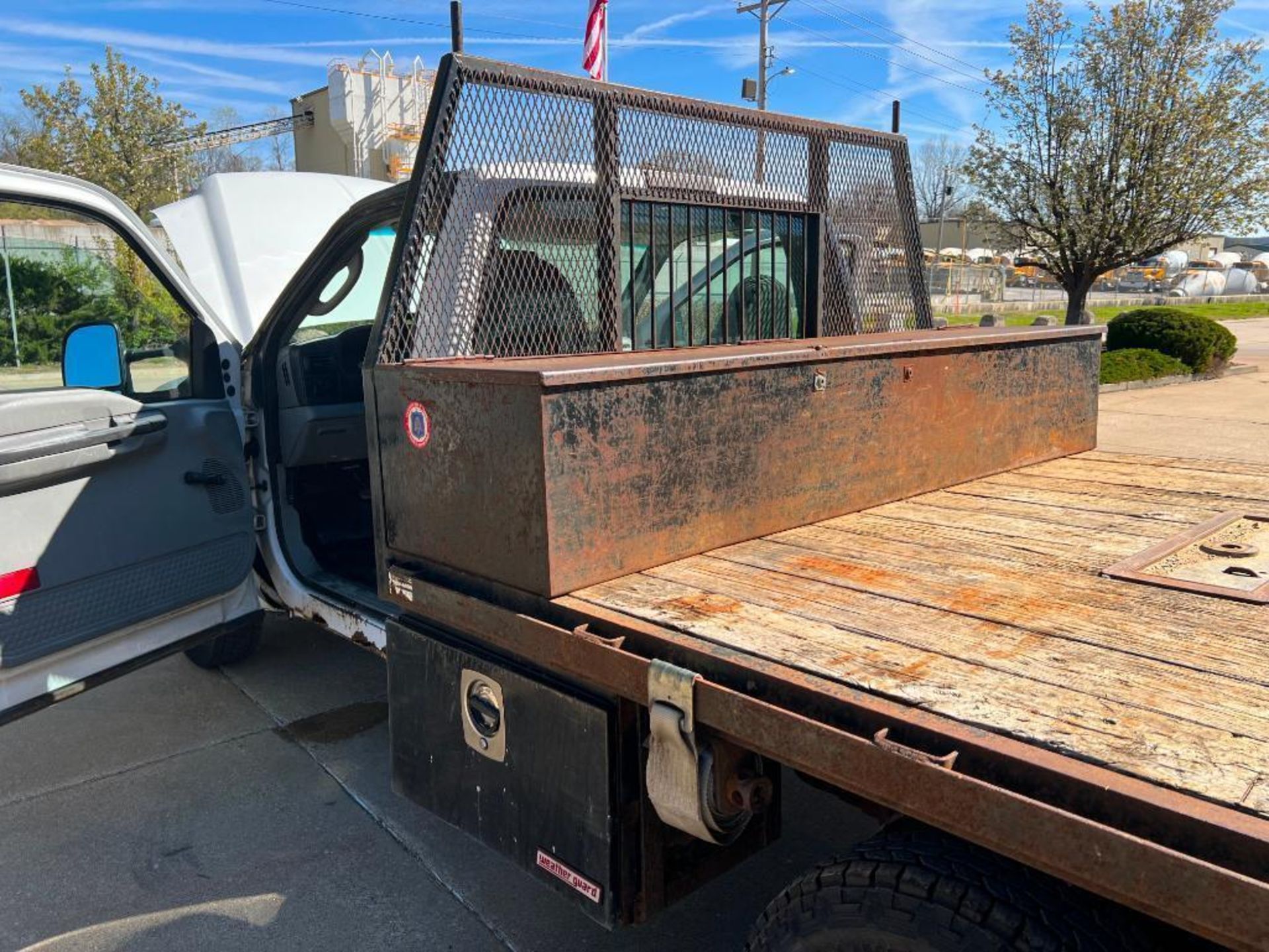 2005 Ford F-350 XL Super Duty Flat Bed Dually Pick up Truck, VIN #1FDWF36P55EA47254, Miles 377,413, - Image 17 of 23