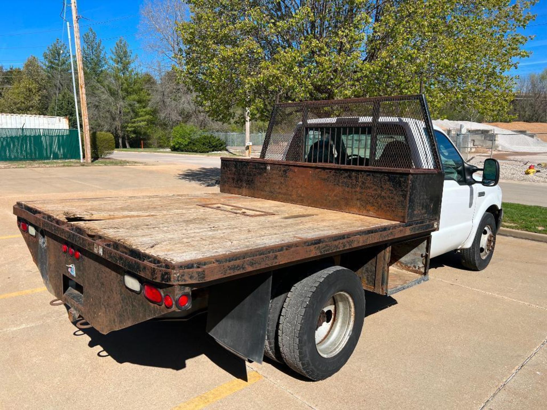 2005 Ford F-350 XL Super Duty Flat Bed Dually Pick up Truck, VIN #1FDWF36P55EA47254, Miles 377,413, - Image 4 of 23