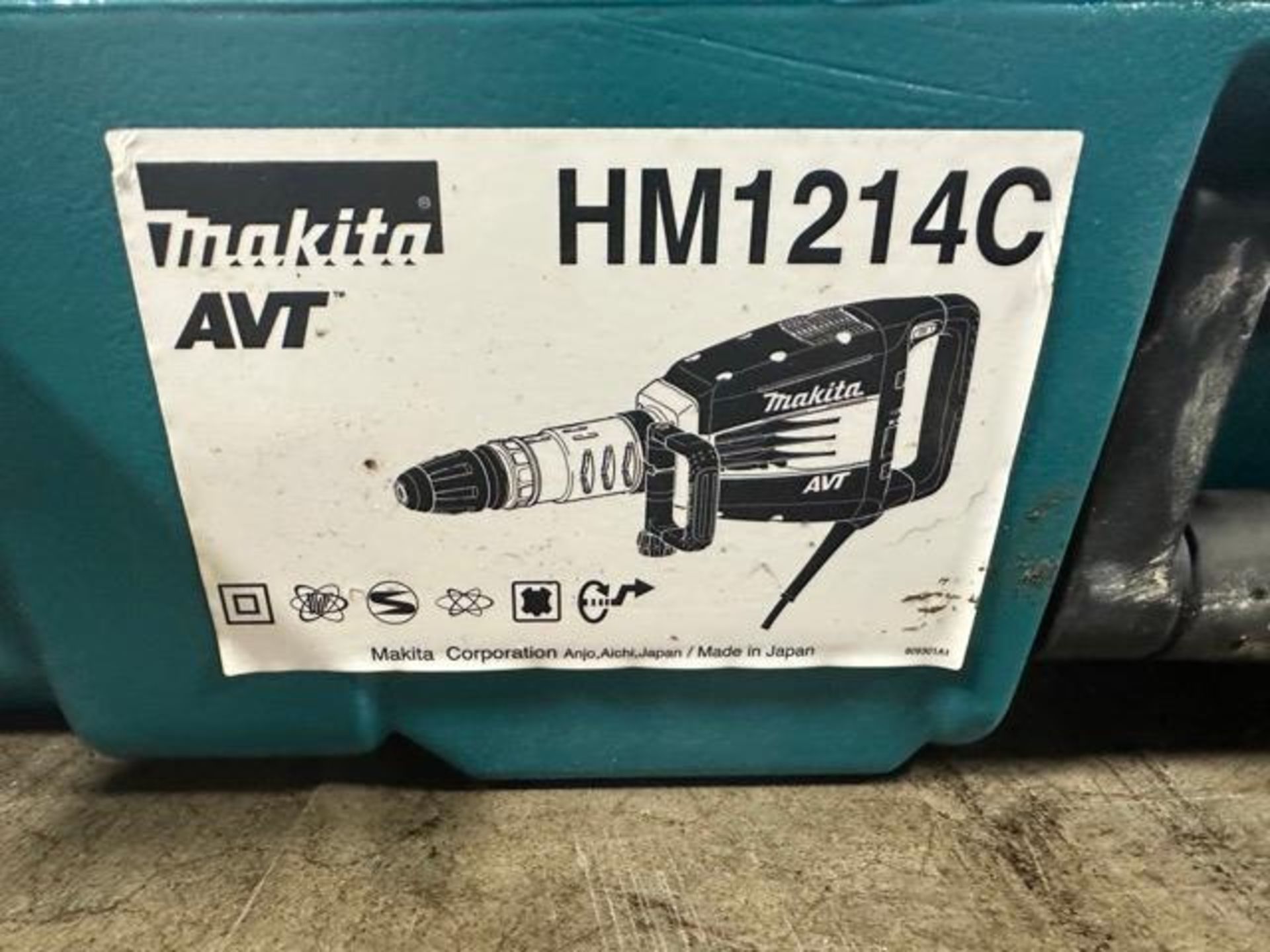 Makita HM1214C SDS Max AVT demolition hammer, like new, with bits - Image 4 of 4