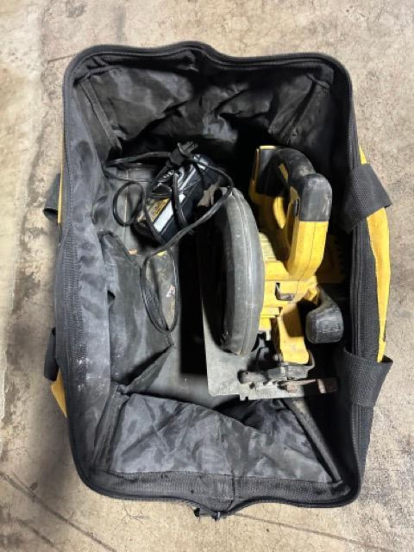 DeWalt DCS575 7-1/4" cordless circular saw with bag and charger, battery not included - Image 4 of 4