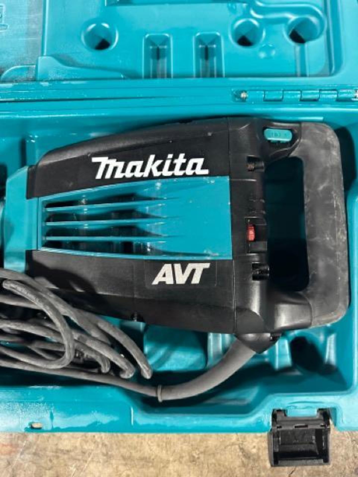 Makita HM1214C SDS Max AVT demolition hammer, like new, with bits - Image 2 of 4
