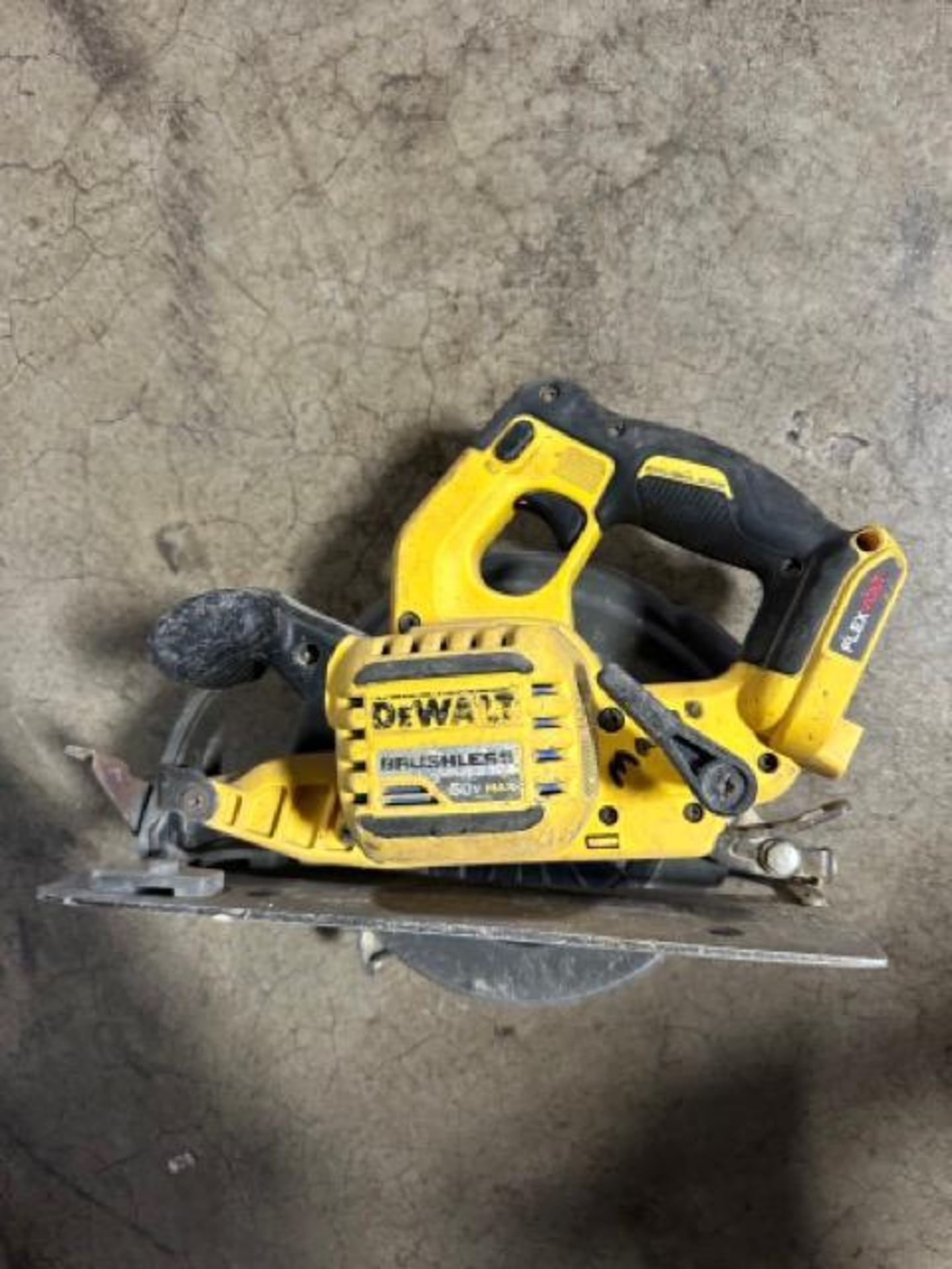 DeWalt DCS575 7-1/4" cordless circular saw with bag and charger, battery not included - Image 2 of 4