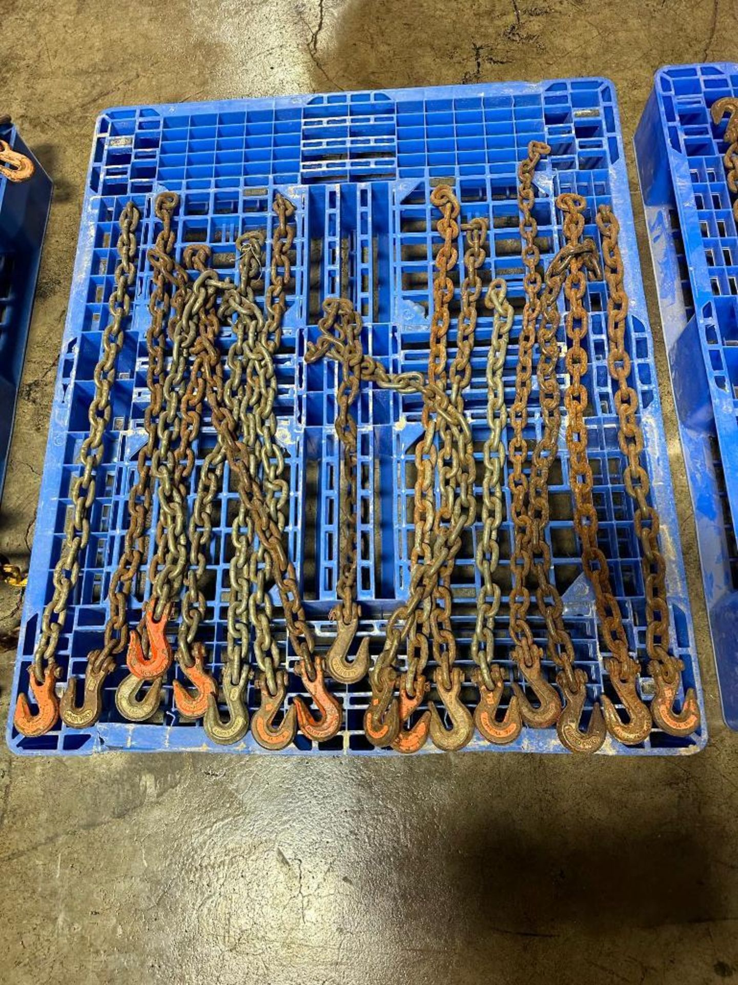 pallet of short chain with hook, located in Mt. Pleasant, IA.