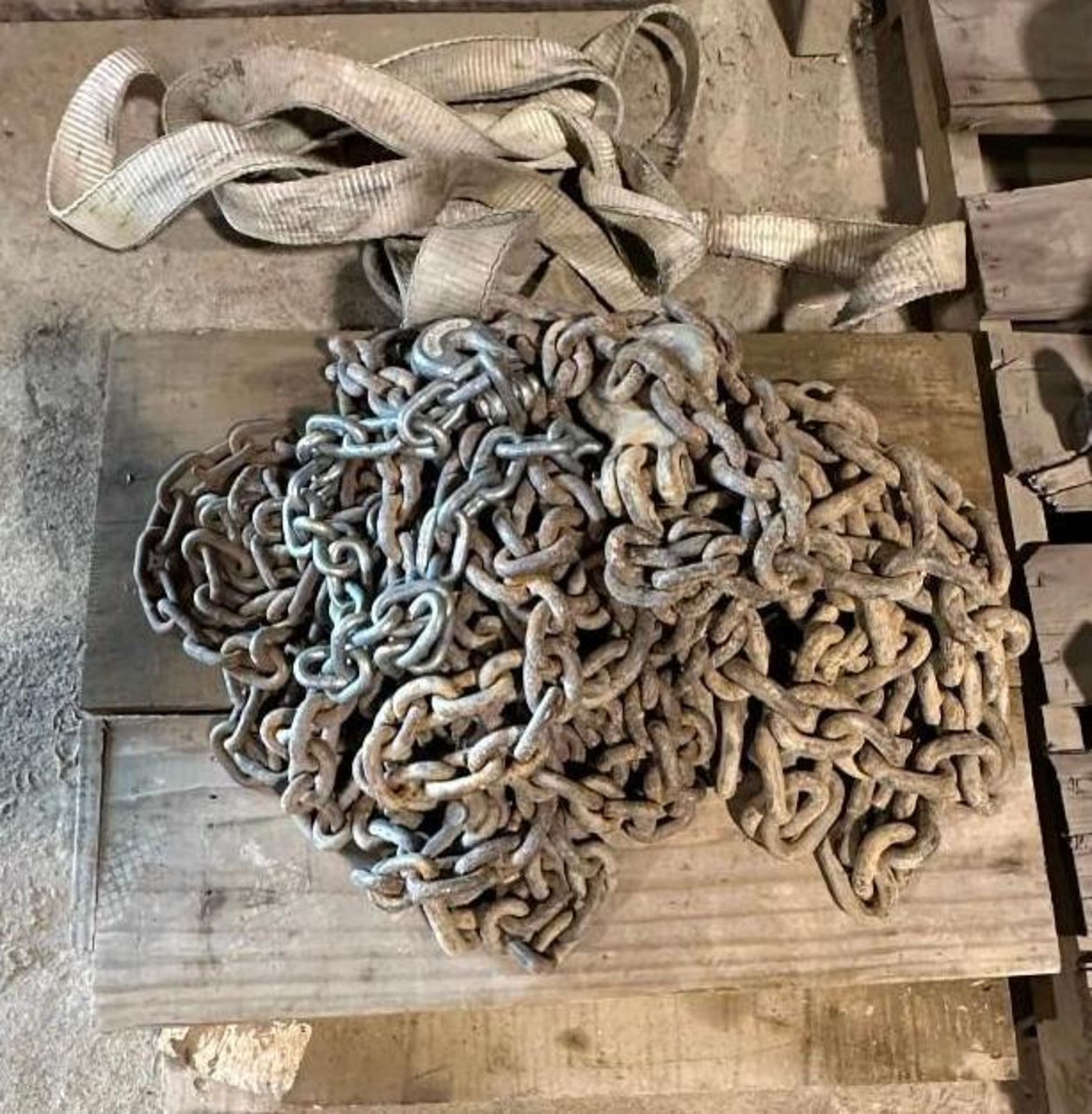 Pallet of chain with hook